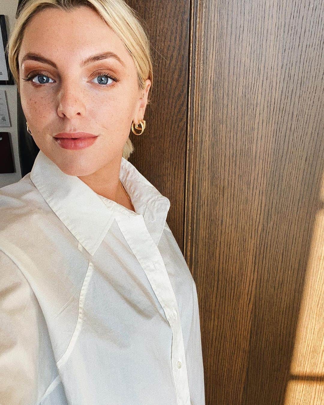 Estée Lalondeのインスタグラム：「A selfie I took on set of my @daisy_jewellery photoshoot in New York last Autumn 🍂 I miss wearing crisp white shirts and not having 3 inch roots @harrietmuldoon I MISS YOU SO MUCH 😂😭✌️ #esteelalondeXdaisy #ELbeauty」