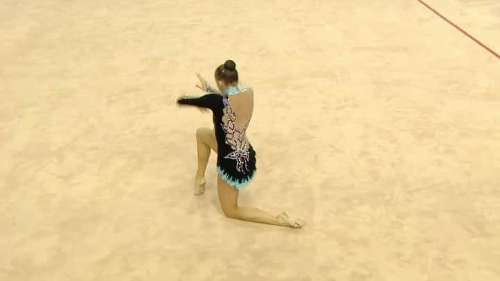 マリナ・デュランダのインスタグラム：「🗓 Save the date  This Saturday 2nd May, I will be hosting an online training for those who are making their first steps into the wonderful world 🌍 of Rhythmic Gymnastics!  I welcome little princesses 👸 from age of 5️⃣! We will do a warm up and fun exercises with ball!  Great mood and a ball is all you need! • Join me this Saturday 2nd May at 17:00 (Cyprus time)!💓 • Register by the link in my bio ☝🏻 •  Уже в эту субботу 2 Мая, я проведу онлайн тренировку для самых маленьких девочек, для тех, кто делает еще только свои первые шажочки в такой красивый мир 🌍 художественной гимнастики! • Я жду всех принцесс 👸 от 5️⃣лет и старше! • Нас ждёт разминка и веселые упражнения  с мячом!  Хорошее настроение и мяч- это все, что вам будет необходимо на нашем занятии! • Присоединяйтесь уже в эту субботу 2 мая в 17:00 (по Кипру)!💓 • Перейдите по шапке в профиле для регистрации ☝🏻」