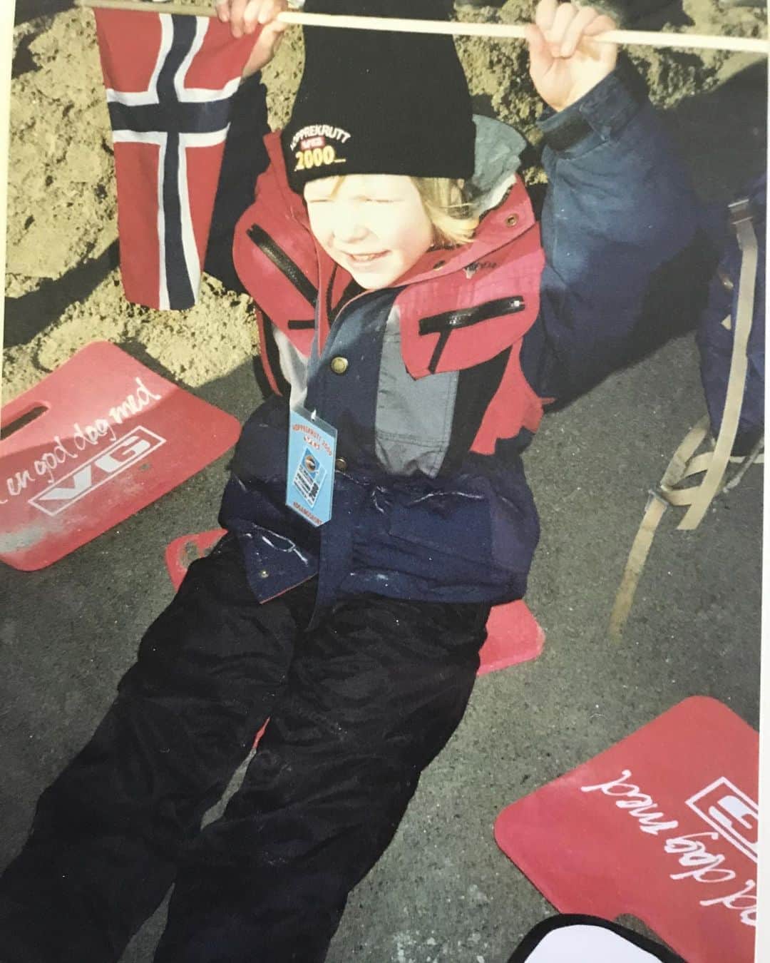 マーレン・ルンビのインスタグラム：「Her sitter den evige tilskuer i Vikersund. År 2000, ikke mye har forandret seg🤪🤷🏼‍♀️」