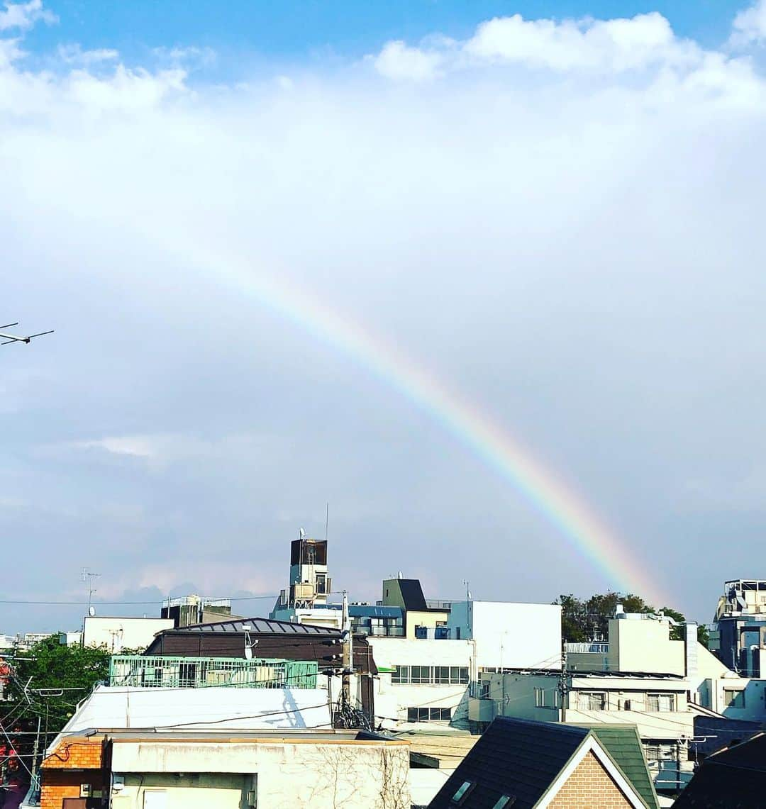 野崎鮎のインスタグラム：「2020.04.28 雷がゴロゴロ鳴って大粒の雨の後 お空が晴れて太陽がひょっこり顔を出した☀️ 🌈🌈🌈🌈🌈🌈と逢えた❤ 虹のおすそ分け🌈✨ 気持ちスッキリしたよ♡ みんな元気かな？ 逢いたいょ🥺 今は我慢して乗り越えようね🙌🙌🙌 1日でも早く笑顔で逢える為に❤ 17配信で楽しんでいる毎日🐧 #虹 #rainbow #気持ち #晴れた #逢いたい #我慢 #おうち時間 #stayhome #17live #配信」