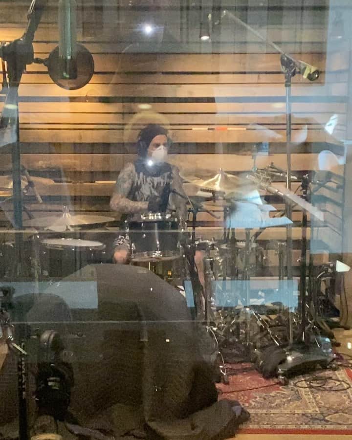 ジョン・フェルドマンのインスタグラム：「@travisbarker 🐐」
