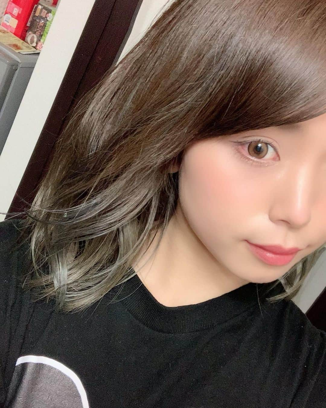 水琴雫のインスタグラム：「やっと髪の毛染めれました💇‍♀️ 何年ぶりかのグラデーションのアッシュにした⭐️ . 色落ちしたらだいぶ明るい色になっちゃいそうだから 来月に髪の毛切ってまた染め直そうっと🌻 . . 今日は晩酌しようと思いサバの味噌煮と豚汁🐟✨ 初めて作った割にはなかなかの美味だったぞ🤤💕 .  #北海道#札幌#すすきの#バルセロナグループ#フィリア#ニュークラブ#ホステス#キャバ嬢#キャバクラ#f4f#繁華街#夜遊び#新宿#歌舞伎町#名古屋#錦#大阪#北新地#ミナミ#中洲#可愛い#かわいい女の子#Instagram#いいね返し#ヘアメ #STRONGHEARTS#OWE」