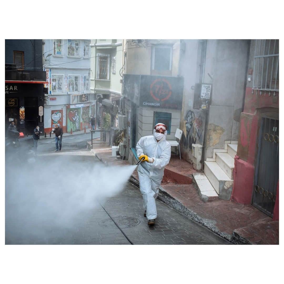 Magnum Photosさんのインスタグラム写真 - (Magnum PhotosInstagram)「"An employee of Istanbul municipality disinfects the streets of Beyoglu neighborhood, located in a touristic area. Tourists that are no longer there." - @emin_ozmen⁠ .⁠ The latest installment in collaboration with @natgeo sees Magnum photographers documenting the world's essential workers on the frontline during the COVID-19 crisis. ⁠ .⁠ This collaboration aims to bring readers a global look at how coronavirus is impacting the worlds these photographers see inside—and just outside—their windows.⁠ .⁠ Link in bio to see more work by Magnum photographers in response to COVID-19.⁠ .⁠ PHOTO: Istanbul. Turkey. April 14, 2020. ⁠ .⁠ © @emin_ozmen/#MagnumPhotos」4月29日 1時01分 - magnumphotos