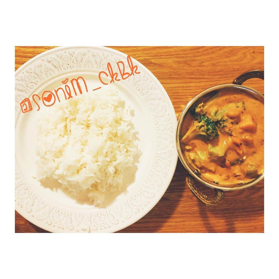 ソニン クッキングのインスタグラム：「. お料理ランシリーズ😋 . #SonimCooking 🍛Indian curry & rice🍛 •Basmati rice •Vegan curry paste •Vegetables you like •Coconut milk •Kasoorimethi •Curry  powder •Curry starter spice . #無印良品　のカレーレトルトに2種類ヴィーガンカレーがあるんです。それを使って、野菜入れて、スパイス足しただけー笑　バスマティライスはちゃんと炊きました。このインドカレー容器、買ってから初めて使いました。入れただけ雰囲気でるー♪ . #StayHome #CookingAtHome #HomeCooking #VeganIndianCurry #IndianCurry #VeganCurry #BasmatiRice #おうち時間　#うちで過ごそう　#インドカレー　#ヴィーガンカレー　#ヴィーガンインドカレー　#無印のカレー　#バスマティライス」