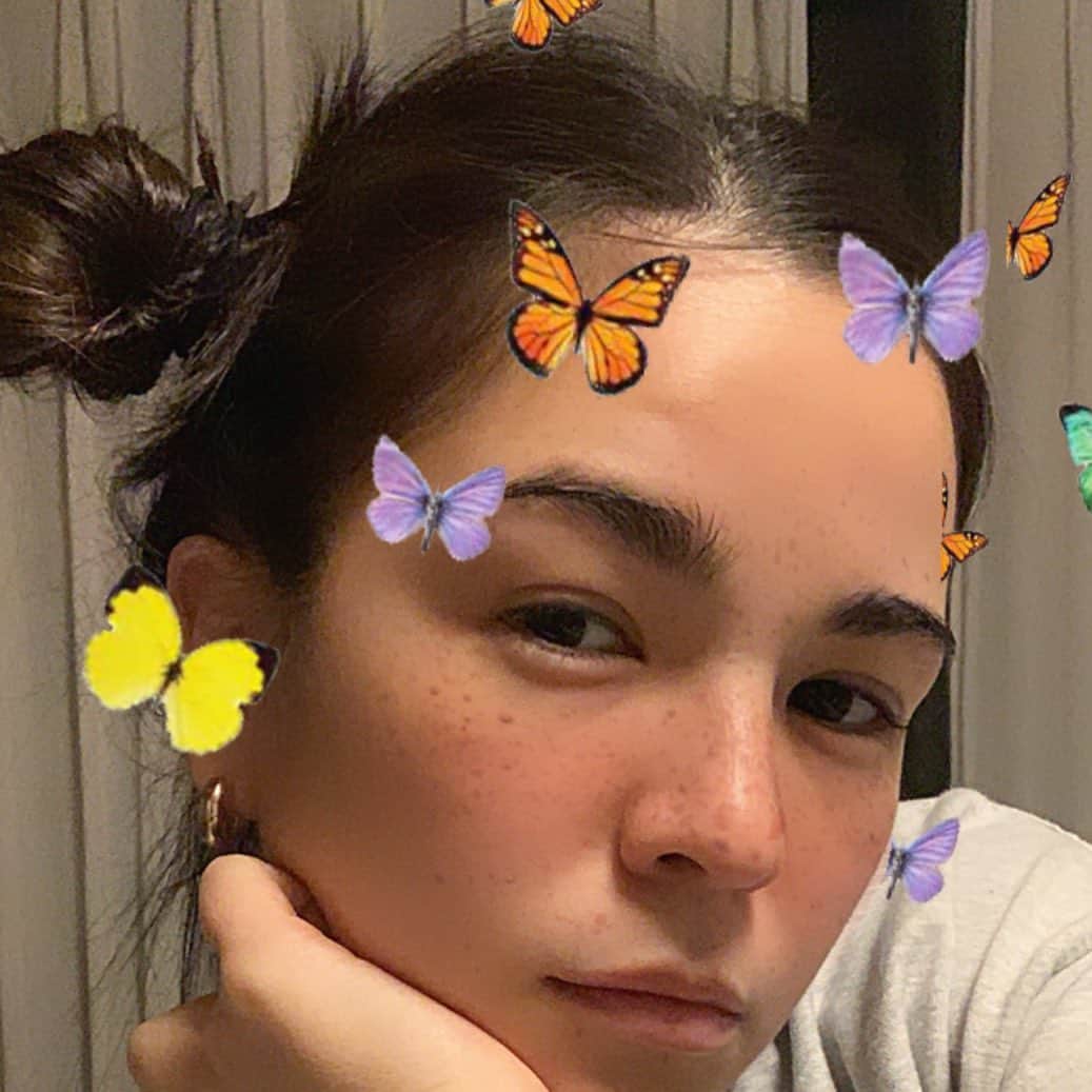 ケルク ハナのインスタグラム：「ビデオ通話で久しぶりに 皆んなとお喋りした なんか元気出た なんとかやっていけそう ありがとう🦋🦋🦋」