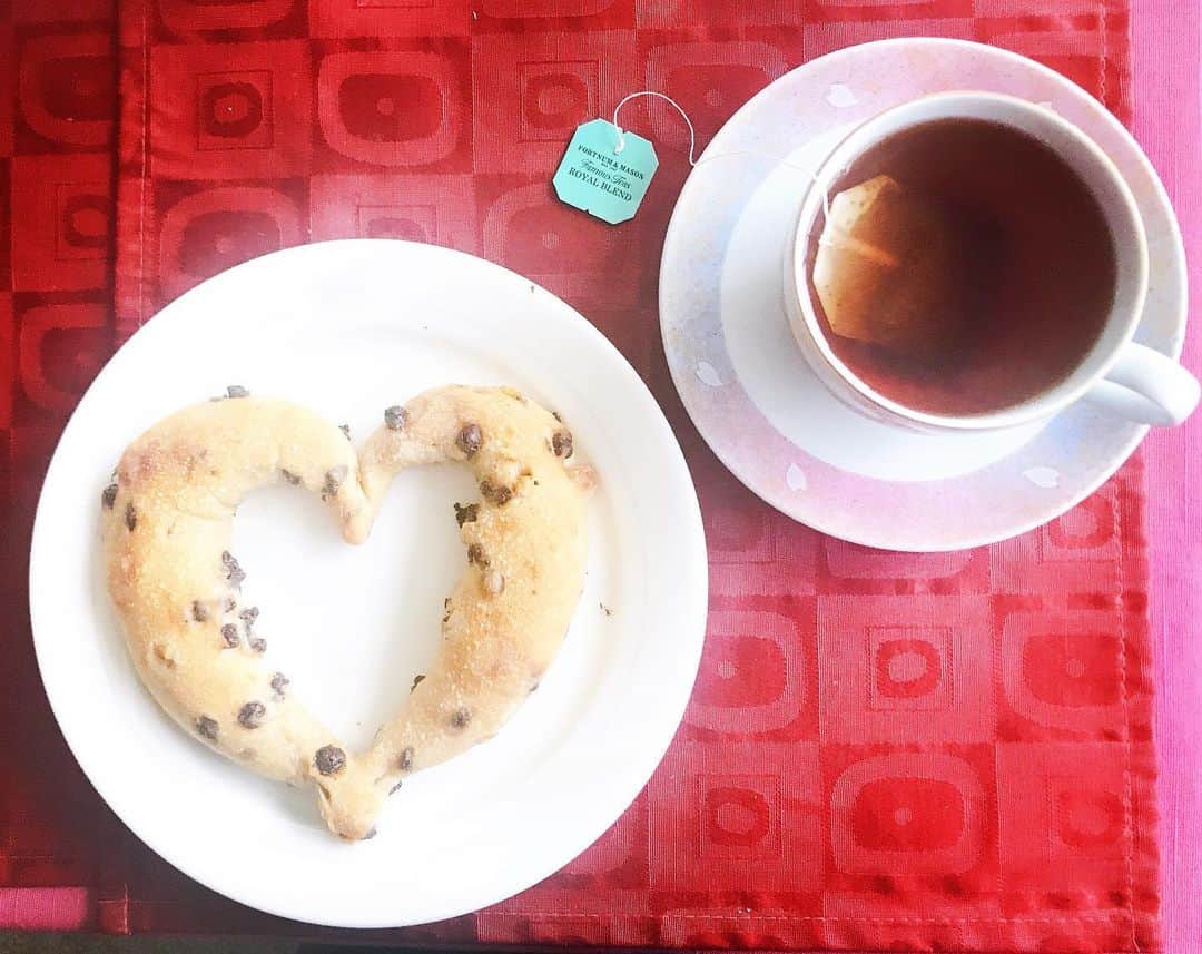 ダンドイ舞莉花のインスタグラム：「家にある大量のお茶をこの #stayhome  期間にどれだけ消費できるか！！ 最近は大好きなイギリスの Fortnum & Mason のロイヤルブレンドでティータイムしてるよ😍  ロンドンの本店でお茶したのは何年前だろう。また行きたいな〜  海外旅行ができる日々を！！ 今は #おうち時間 で再現しよう😉  #teatime #fortnumandmason #heart #love #bakery #bricolagebreadandco #yummy」