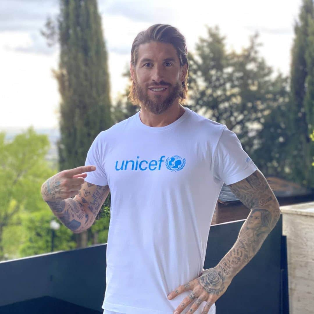 セルヒオ・ラモスさんのインスタグラム写真 - (セルヒオ・ラモスInstagram)「Llevo más de 13 años colaborando con @unicef_es y me siento muy orgulloso de ser su embajador. Por eso hoy quiero compartir con vosotros el trabajo inmenso que están haciendo para luchar contra el coronavirus y repasar algunos de los mejores momentos que hemos compartido juntos. Os animo a todos a donar para que puedan seguir entregando material de protección para los sanitarios españoles y de todo el mundo. Poco o mucho, lo importante es sumar.  I’ve been collaborating with @unicef for more than 13 years and I’m proud to be a UNICEF Ambassador. That's why I want to share with you all the monumental work being carried out in the fight against the coronavirus and look back at some of the best moments we’ve shared together. I urge you all to donate so that they can continue to deliver personal protective equipment to healthcare workers in Spain and all over the world. No matter how big or small the donation, it all adds up.  LINK IN BIO #UNICEF #RamosUNICEFDay #Covid19」4月28日 16時10分 - sergioramos