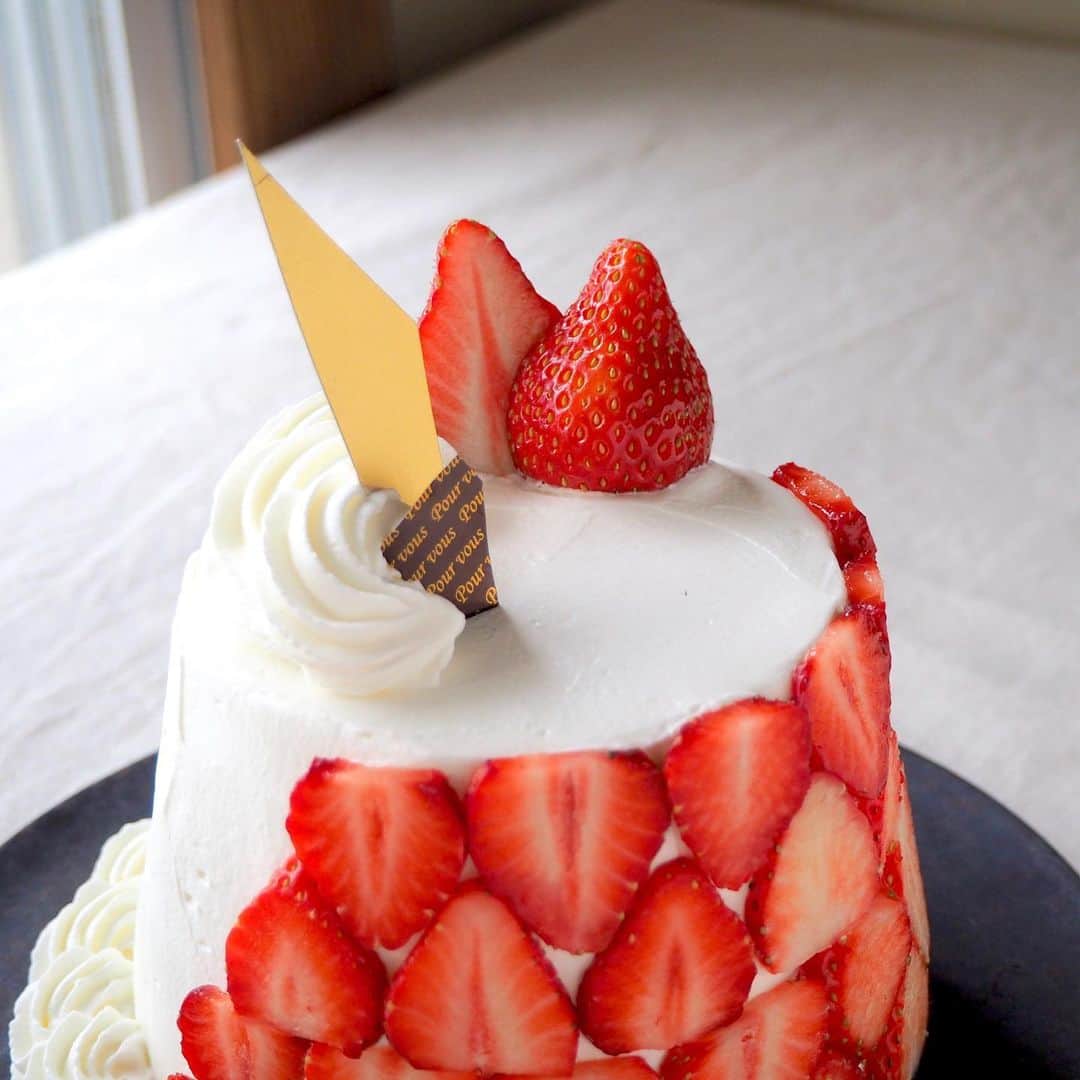 ザッキー☆さんのインスタグラム写真 - (ザッキー☆Instagram)「#birthdaycake  長男11歳になりました✨✨ 。 。 #stayhome だし、雷雨だけど うきうきしちゃう誕生日🎂😊 。 昨日からそわそわしてけど プレゼントもギリギリまで悩んでたから今日は届かないし💦 いつもと大して変わらない日だけど、 おめでとう㊗️✨✨ 。 。 ケーキは #ごつ盛り を型にした#ボールケーキ　❣️😆 。 カップヌードルBIGも可愛い仕上がりだったけど、こちらもなかなか素敵なプリン型🍮 。 。  #ザッキーのkitchen  #talk_recipe #暮らしニスタ #フーディーテーブル #おうちごはん #バースデーケーキ #happybirthday  #4月28日生まれ  #cake #デコレーションケーキ #sweets  #handmade  #strawberry #カップラーメン型ケーキ #カップラーメン」4月28日 16時20分 - kazuyo_yamazaki