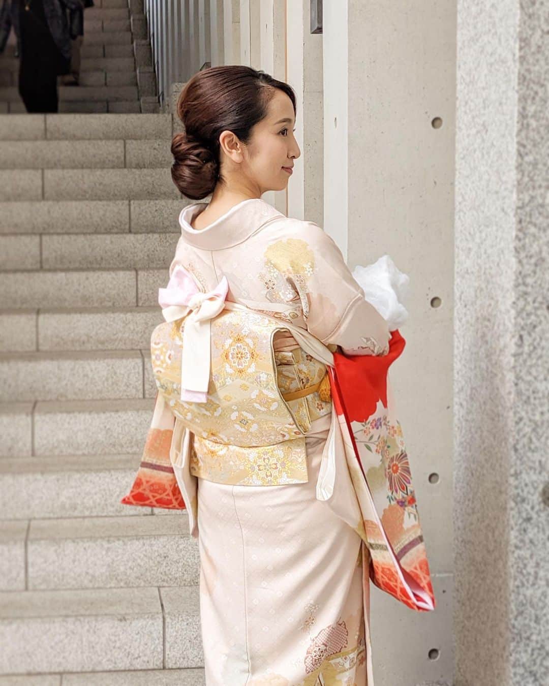 小野恵美のインスタグラム：「過去を振り返り😌  去年11月のお宮参りにて。 桜色の訪問着に、金の帯をレンタルしました🌸 この帯、とても繊細で綺麗で一目惚れ♡  #過去pic #いつかまた着たい #着物 #ママ #女の子ママ #お宮参り」