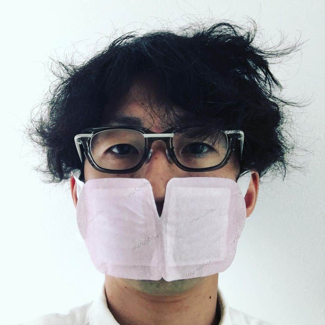 富所哲平さんのインスタグラム写真 - (富所哲平Instagram)「マスクはマスク。アイマスク。  もしもの時は代用できるか？  #マスク #ラベンダーの香り #快眠」4月28日 16時26分 - tomitetsu823