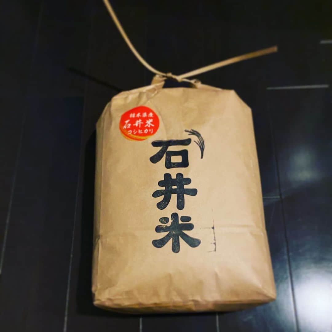 村田透さんのインスタグラム写真 - (村田透Instagram)「石井一成くん家の石井米を食べさせてもらいました。あまりにも美味しいので毎日つい食べ過ぎてしまっています（笑）メールでオーダーできるようです。詳しくは石井米のアカウントから。 @ishii.rice  石井さん、ありがとうございます。 #石井米 #お米 #石井一成 #北海道日本ハムファイターズ #村田透」4月28日 16時28分 - toru_murata520