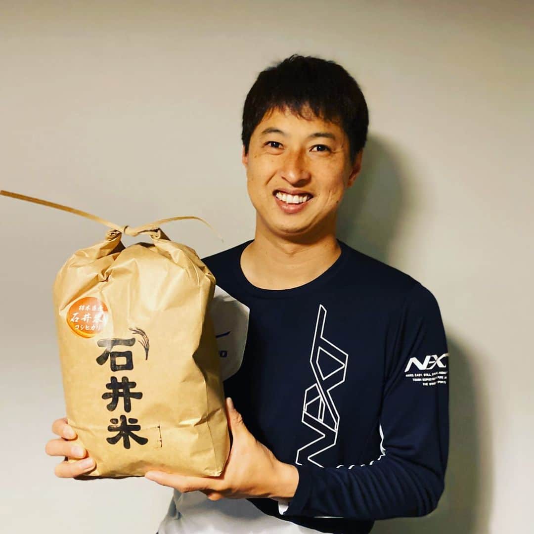 村田透さんのインスタグラム写真 - (村田透Instagram)「石井一成くん家の石井米を食べさせてもらいました。あまりにも美味しいので毎日つい食べ過ぎてしまっています（笑）メールでオーダーできるようです。詳しくは石井米のアカウントから。 @ishii.rice  石井さん、ありがとうございます。 #石井米 #お米 #石井一成 #北海道日本ハムファイターズ #村田透」4月28日 16時28分 - toru_murata520
