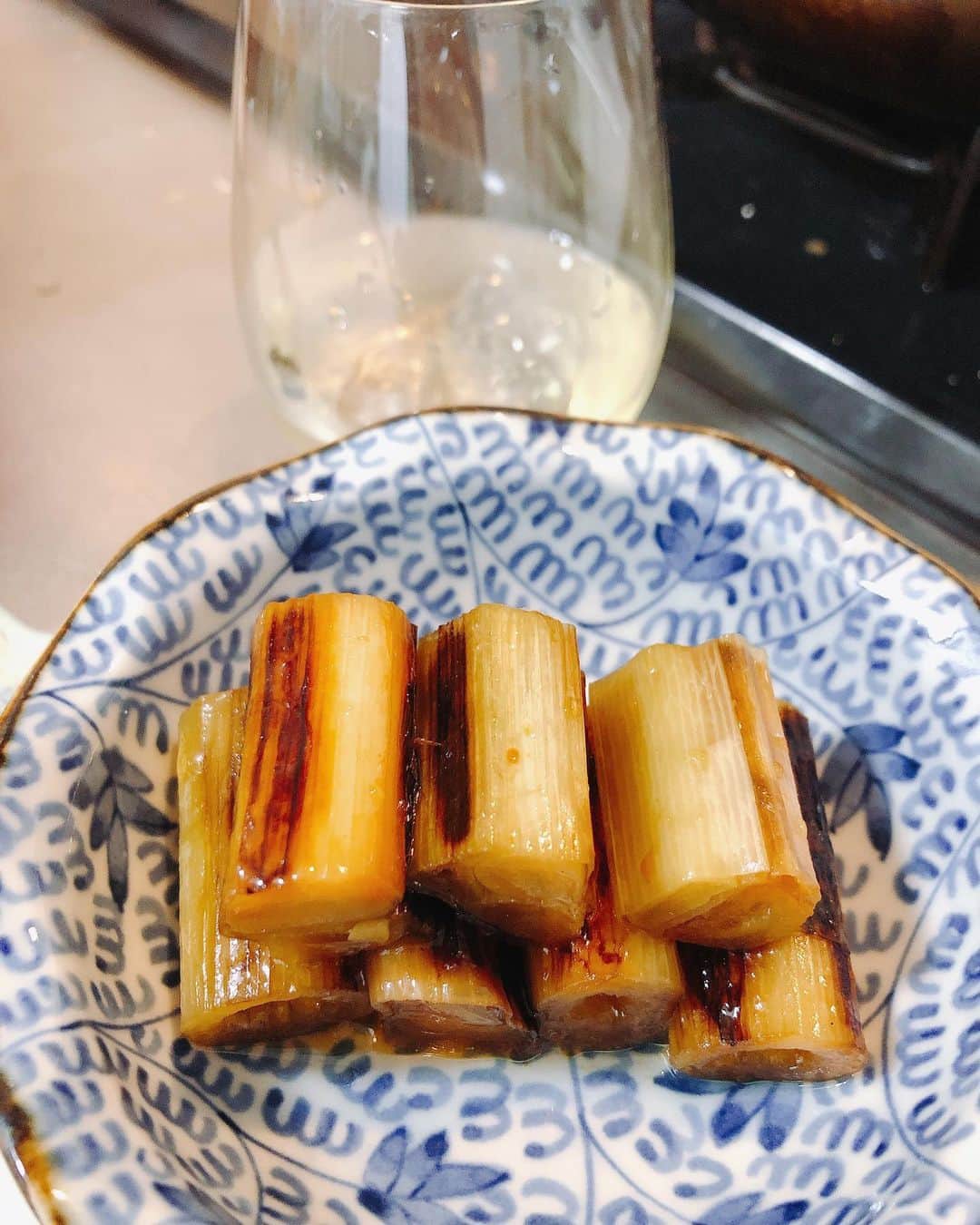 嶺恵斗さんのインスタグラム写真 - (嶺恵斗Instagram)「キッチンドリンカー🍾 ・ 美味しさを覚えてしまった🤭 ・ 作りながら 食べながら 飲みながら… 子供ご飯より、スイーツより アテが増えていく💦 ・ #お家にいよう #お家ごはん  #お酒のつまみ #ネギのマリネ  #この日は #白ワイン  #主婦日記 #嶺恵斗  #love #wine」4月28日 16時29分 - etsuko__7