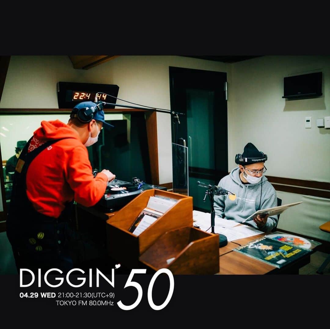 MUROさんのインスタグラム写真 - (MUROInstagram)「明日の　@tokyofm_official  での　@king_of_diggin は、 今年でTOKYO FMが開局㊗️50周年を迎えるという事で、今年50歳を迎えるアーティストを中心にDJ MIXをお届けしたいと思いマス📡⚡️📻 今週も水曜日の21時からの30分間、レコードの音でノンストップの『音の旅』に是非お付き合いください‼︎ 🎶✈️ @opec_hit @junyashimizu  @kentaro4139575 @lililililililillil  @seishiromorikawa @m.o.tr  @habari_wood @yosuke_nakagawa_  Photo : @murakenphoto  #20200429 #tfm_kod  #kingofdiggin #djmixshow  #vinylonlyprogram  #千代田ホテル #お家でラジオ」4月28日 16時45分 - dj_muro
