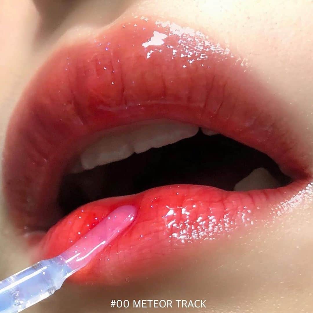 ハルハルさんのインスタグラム写真 - (ハルハルInstagram)「𝕣𝕠𝕞&𝕟𝕕で叶える、ぷるっと唇…♡ .໊﻿ ﻿ あんにょん。のぼりんです𓍯̮̑﻿ 大人気韓国ブランドrom&ndからとっても可愛いグロスが発売されたのです🥰﻿ ﻿ ﻿ rom&nd﻿ 𝕘𝕝𝕒𝕤𝕥𝕚𝕟𝕘 𝕨𝕒𝕥𝕖𝕣 𝕥𝕚𝕟𝕥﻿ ﻿ #00 𝗆𝖾𝗍𝖾𝗈𝗋 𝗍𝗋𝖺𝖼𝗄 #메테오트랙﻿ クリアタイプ。﻿ 青ラメがとっても可愛いです🍒♡﻿ ﻿ #01 𝗌𝖺𝗇𝗁𝗈 𝖼𝗋𝗎𝗌𝗁 #산호크러쉬﻿ オレンジタイプ🍊﻿ ピンクっぽさもあり唇に血色を与えてくれます🌷﻿ ﻿ #02 𝗇𝗂𝗀𝗁𝗍 𝗆𝖺𝗋𝗂𝗇𝖾 #나이트마린﻿ パープル系💜﻿ 深みのあるリップと合わせれば大人っぽい雰囲気に🌙𓂃̥﻿ ﻿ ﻿ こちらはQoo10で1本1,399円でした💫﻿ ラメ系って無条件に欲しくなってしまいます🥺﻿ ぜひチェックしてみてください✔︎﻿ ﻿ ※Qoo10の価格に関しまして、2020年4月16日時点での情報です。﻿ ﻿ ﻿ -----------------﻿ ‌﻿ 今回の可愛いお写真は、﻿ 以下の方からお借りしています♡﻿ ‌﻿ Thanks for…﻿ ‌﻿ @bellangetbrillante 님﻿ @___miyugram.___ さま﻿ ﻿ ﻿ #ハルスタ や #ハルハル をタグ付けしていただくと、﻿ ハルハルの記事やInstagramに投稿させていただく場合がございます。﻿ ‌﻿ #하루스타 #하루하루 를 태그 하시면﻿ 하루하루의 기사와 인스타그램에서 사용할 가능성이 있습니다﻿ ‌﻿ -----------------﻿ ﻿ ﻿ ‌﻿ ﻿ ‌﻿ ﻿ #롬앤 #글래스팅워터글로스 #더탱글러 #시너지광택 #물막틴트 #물막글로스 #틴트추천﻿ #romand #ロマンド #グロス #リップ #リップグロス ﻿ #韓国 #韓国好きな人と繋がりたい #コスメ #韓国コスメ #韓国好き #コスメ好きな人と繋がりたい #コスメ好き #コスメ紹介」4月28日 17時00分 - haruharu_furyu
