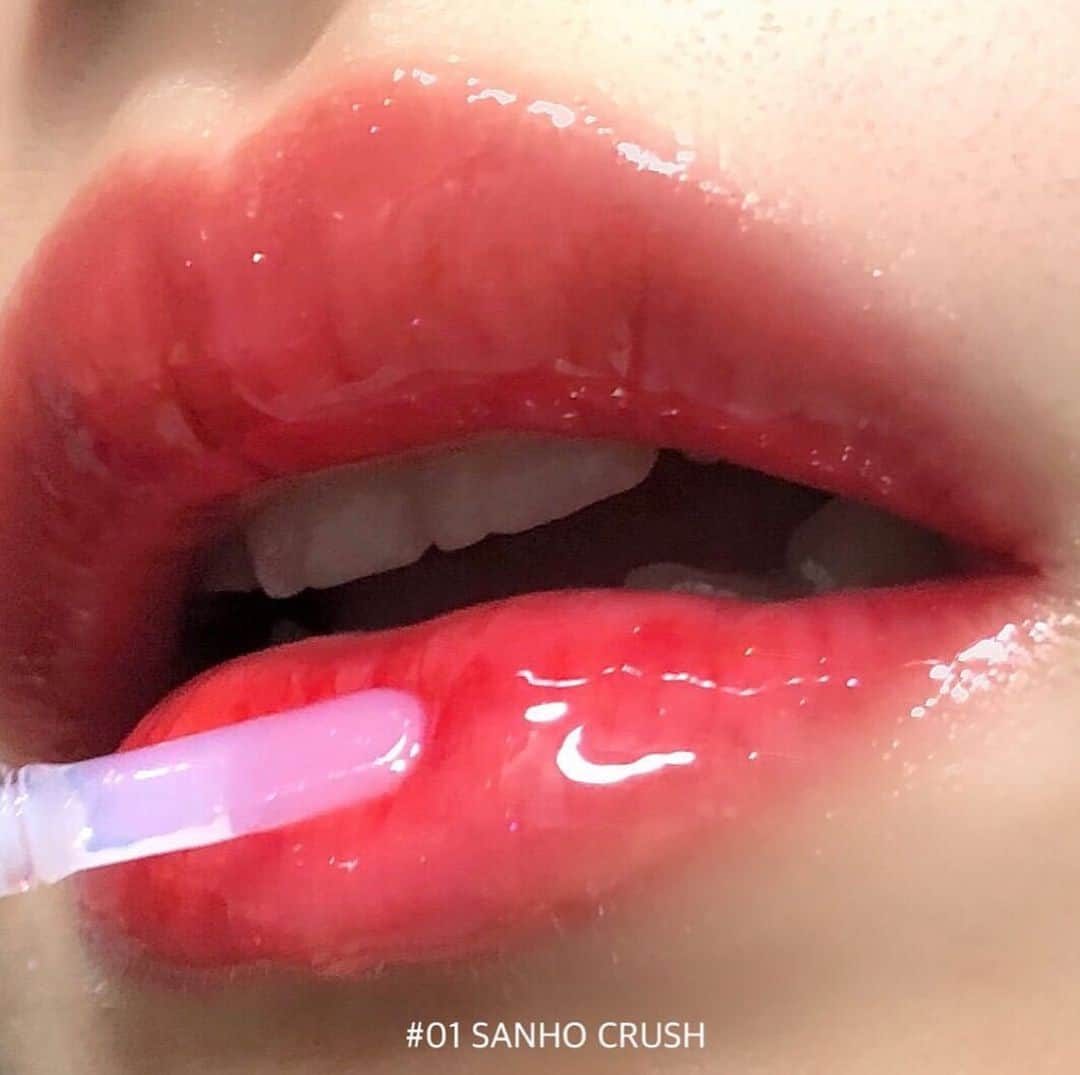 ハルハルさんのインスタグラム写真 - (ハルハルInstagram)「𝕣𝕠𝕞&𝕟𝕕で叶える、ぷるっと唇…♡ .໊﻿ ﻿ あんにょん。のぼりんです𓍯̮̑﻿ 大人気韓国ブランドrom&ndからとっても可愛いグロスが発売されたのです🥰﻿ ﻿ ﻿ rom&nd﻿ 𝕘𝕝𝕒𝕤𝕥𝕚𝕟𝕘 𝕨𝕒𝕥𝕖𝕣 𝕥𝕚𝕟𝕥﻿ ﻿ #00 𝗆𝖾𝗍𝖾𝗈𝗋 𝗍𝗋𝖺𝖼𝗄 #메테오트랙﻿ クリアタイプ。﻿ 青ラメがとっても可愛いです🍒♡﻿ ﻿ #01 𝗌𝖺𝗇𝗁𝗈 𝖼𝗋𝗎𝗌𝗁 #산호크러쉬﻿ オレンジタイプ🍊﻿ ピンクっぽさもあり唇に血色を与えてくれます🌷﻿ ﻿ #02 𝗇𝗂𝗀𝗁𝗍 𝗆𝖺𝗋𝗂𝗇𝖾 #나이트마린﻿ パープル系💜﻿ 深みのあるリップと合わせれば大人っぽい雰囲気に🌙𓂃̥﻿ ﻿ ﻿ こちらはQoo10で1本1,399円でした💫﻿ ラメ系って無条件に欲しくなってしまいます🥺﻿ ぜひチェックしてみてください✔︎﻿ ﻿ ※Qoo10の価格に関しまして、2020年4月16日時点での情報です。﻿ ﻿ ﻿ -----------------﻿ ‌﻿ 今回の可愛いお写真は、﻿ 以下の方からお借りしています♡﻿ ‌﻿ Thanks for…﻿ ‌﻿ @bellangetbrillante 님﻿ @___miyugram.___ さま﻿ ﻿ ﻿ #ハルスタ や #ハルハル をタグ付けしていただくと、﻿ ハルハルの記事やInstagramに投稿させていただく場合がございます。﻿ ‌﻿ #하루스타 #하루하루 를 태그 하시면﻿ 하루하루의 기사와 인스타그램에서 사용할 가능성이 있습니다﻿ ‌﻿ -----------------﻿ ﻿ ﻿ ‌﻿ ﻿ ‌﻿ ﻿ #롬앤 #글래스팅워터글로스 #더탱글러 #시너지광택 #물막틴트 #물막글로스 #틴트추천﻿ #romand #ロマンド #グロス #リップ #リップグロス ﻿ #韓国 #韓国好きな人と繋がりたい #コスメ #韓国コスメ #韓国好き #コスメ好きな人と繋がりたい #コスメ好き #コスメ紹介」4月28日 17時00分 - haruharu_furyu