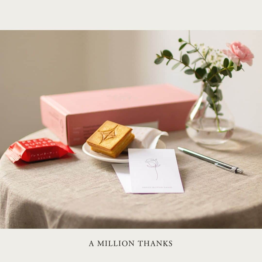 PRESS BUTTER SANDさんのインスタグラム写真 - (PRESS BUTTER SANDInstagram)「A MILLION THANKS ご自宅で母の日を。 . 母の日（5/10）に、日頃の感謝の気持ちを込めてPRESS BUTTER SANDを贈りませんか？ . 華やかなピンクのパッケージと、赤い果実をイメージした個包装が特徴のバターサンド〈あまおう苺〉は、母の日の贈り物にオススメです。 . 直接会いにいけなくても、オンラインストアから大切な人へ感謝の気持ちを届けします。 . . プロフィールのハイライト＜オンライン＞のリンクよりご購入ください。 . #プレスバターサンド #手土産 #pressbuttersand #バターサンド #キャラメル #クッキー #バター #お土産 #おみやげ #お菓子 #焼き菓子 #贈り物 #japan #onthetable　#東京駅　#今日のおやつ　#お菓子好きな人と繋がりたい　#甘いもの大好き　#甘党 #オンラインストア　#高島屋オンラインストア　#母の日」4月28日 17時00分 - pressbuttersand