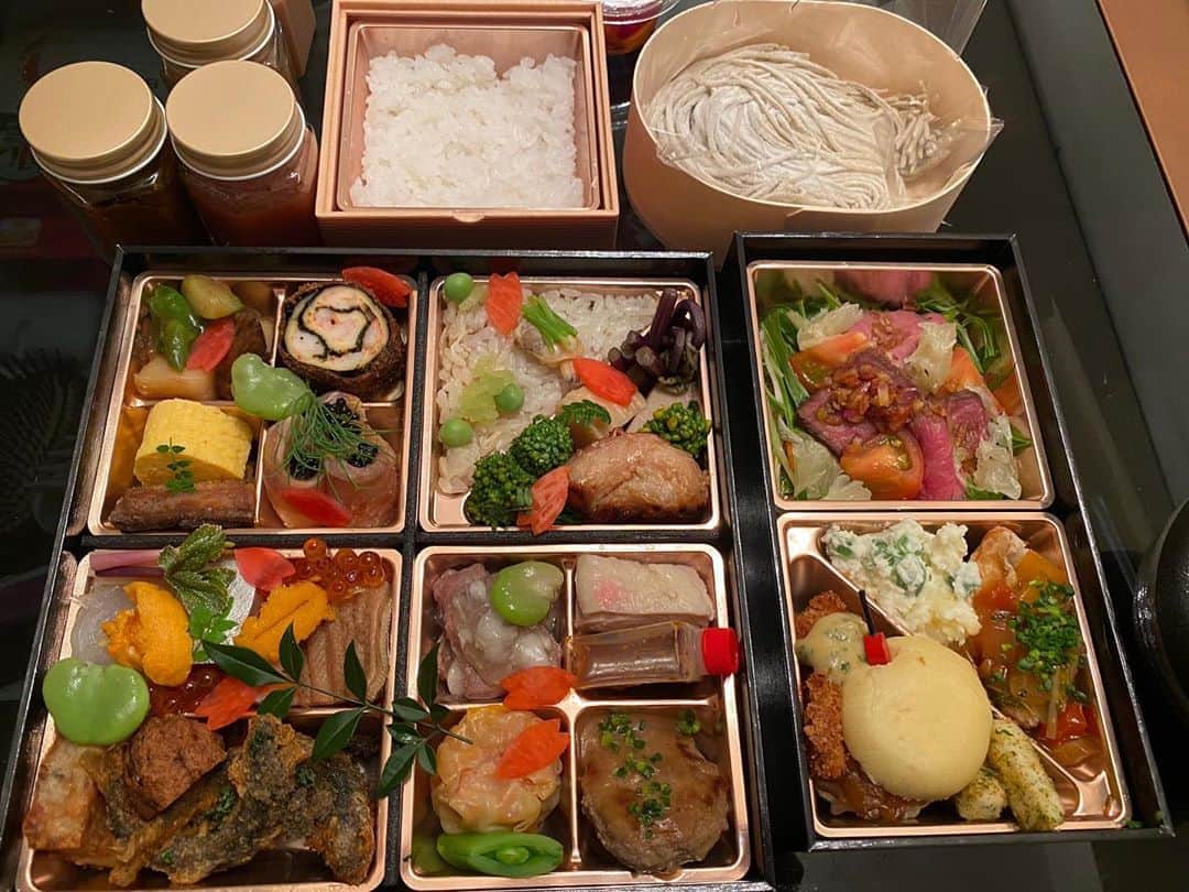 里美ゆりあのインスタグラム：「東京和食五十嵐さんの超豪華弁当を2つGETしに行ってきました꒰◍ᐡᐤᐡ◍꒱ YouTubeで人生初の食レポがこの豪華弁当だっただけに焦ってうまくコメント出来ませんでしたが笑 お店で食べてるような感覚でとても美味しくお腹いっぱい胸いっぱいに食べさせて頂きました！！ 微力ながらも今回購入させて頂いたお弁当はコロナ最前線で闘って下さってる医療関係の全ての方々へ贈る【東京和食BENTO】プロジェクトに参加させて頂きました！！ 一人一人の想いがこもったこの素敵なプロジェクトが大成功するように応援するのみです！！ ありがとうございました！！ #ご馳走様でした #お弁当 #おうち時間  #東京和食五十嵐」