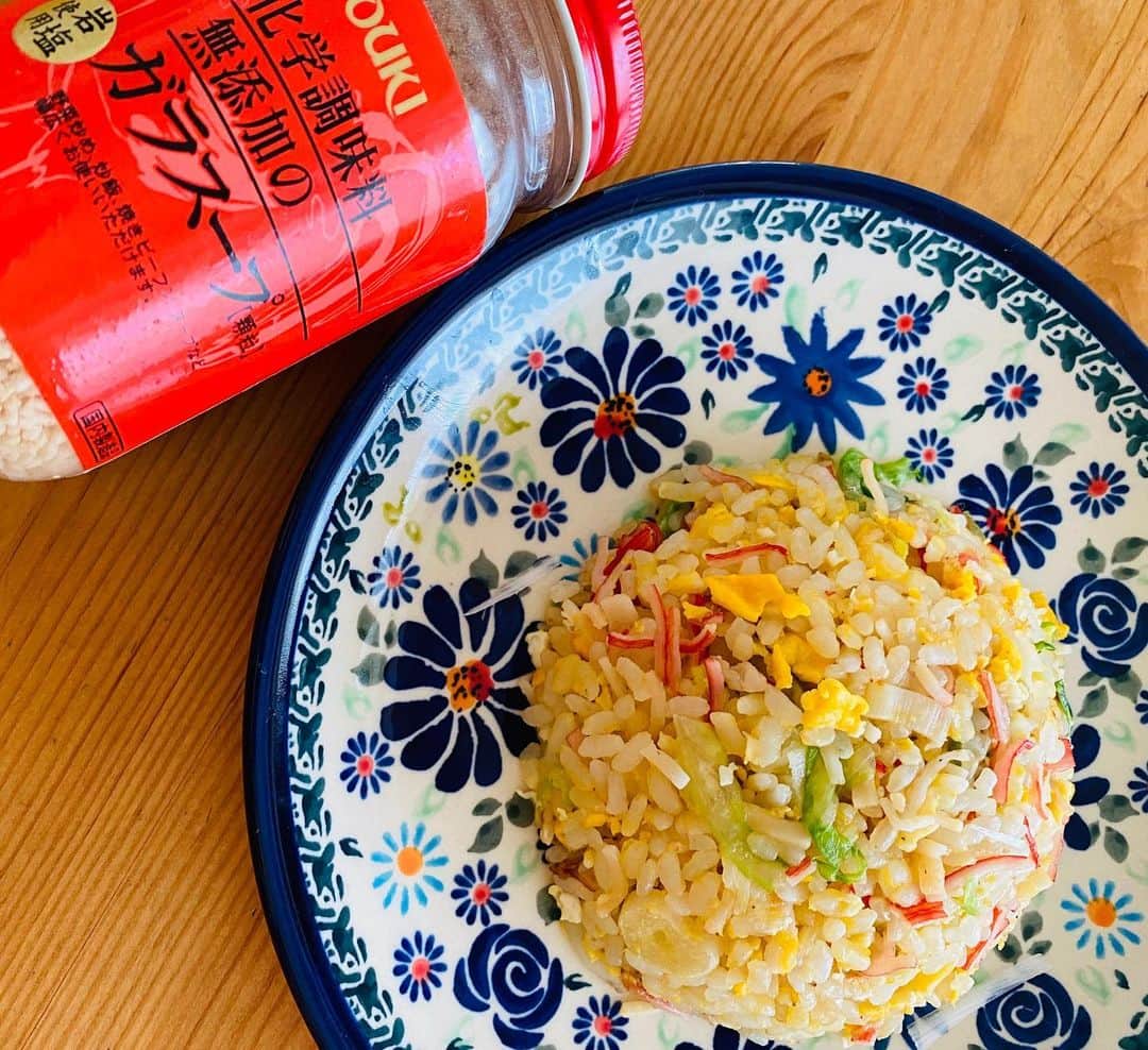 中村祥子のインスタグラム：「たくさんの方から炒飯の味付けについてメッセージ頂きました🙏❤️ ありがとうございました✨✨ 炒飯はシンプルに塩、胡椒、醤油だったので、皆さんのメッセージでなるほど🤔👍と勉強になりました😆 今日はガラスープ @slcreations_official を使っての「カニカマ炒飯」味付けは美味しくできましたが、ネギの盛りつけがイマイチ🙈分からず… 息子もこの上のはいったい何⁉️と😂料理は本当難しい😞 でも、美味しく出来たら嬉しいですね☺️まだまだ家での自粛生活が続いていますが、お家レッスンのために無料でクラスを提供してくれている方々にも本当に感謝✨✨おかげで家でもなんとか頑張れています💪😊 @yi_song_official  @kosuke_apollon ありがとう🙏❤️ そして、生のピアノを聞きながらレッスンできる有り難さと素晴らしいピアノに感動🥺✨ @ayumihirusaki  ありがとうございます✨✨🙏 邪魔もの👦🏻👻が度々やってきますが、レッスンできることに感謝☺️ @cherie_1001_ballet さんのリノリウムもとても踊りやすいです✨✨ こうやってあらためて自分のレッスンを自撮りして、見直すべきところがしっかり見えたし🙈🙈いい機会だ👍 今、最大のエネルギーを使ってたくさんの命を支えて下さっている医療関係の方々にも本当にたくさんの感謝の気持ちを捧げたいです✨✨✨みんな頑張りましょう🍀 #お家時間」