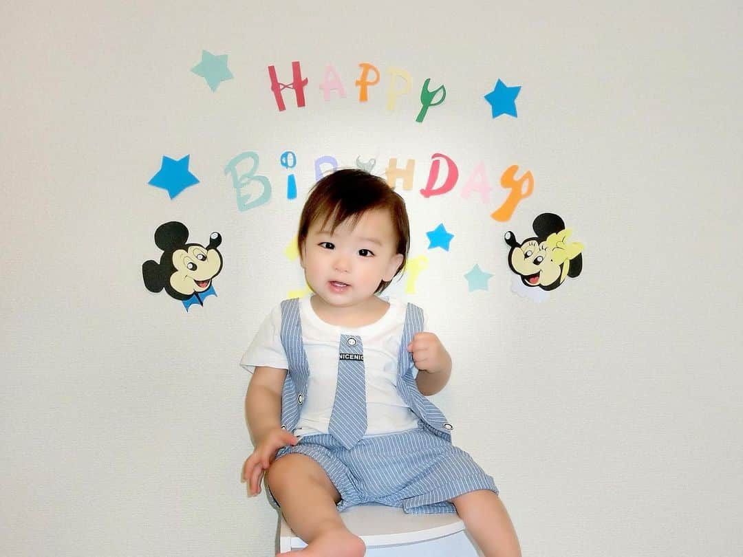 Momoeのインスタグラム：「. みよつん👶🏻💗 1歳のお誕生日おめでとう💗 . 1年本当にあっという間だったなぁ...。 1年前の今日産まれたなんて信じられないくらい時間が経つのが早かった...。 1年前の今日はまだ名前も決まってなかったんだよなぁ💭 痛かったなぁ...。笑 妊婦になって子供に目が行くようになって、産まれてくるのが毎日楽しみで、10ヶ月頑張って出産も頑張って、やっと会えたみよ。 産まれたばっかりの頃は呼吸さえできないくらいで、“無呼吸と嘔吐があった為、すぐには会えません！！”なんて言われさー。 みんな他のお母さん達は赤ちゃんと一緒にいるのに私だけみよといられなくて。 GCUに入ってたから「ミルクの時間にでもお母さんの余裕があれば来てくださいね〜！」って言われてたから毎日毎日一度も欠かさず朝の4時でも産んだばっかりの痛々しい体で一生懸命会いに行ったなぁ。 「こんなに頑張って毎回来るお母さんいないので来なくていいです笑」って言われたくらい。笑 すっげえ痛かったけど、不思議なことにみよの可愛い顔と小さい体を見たら痛みなんて1ミリも感じなくて、人生で1番幸せだなって思った。 そして今も人生で1番幸せだなって思ってる☺️ 呼吸さえままならなかったみよが今日5〜6歩自分の足で歩いたんだよ！！ 嫌な事があったり気に入らない事があったりどこかぶつけて痛かったりすると泣いて伝えるんだよ。 くすぐられたり高い高いされると笑うの。 音楽聴いてると夢中になってリズムとって笑うの。 美味しいもの食べるとニコニコして拍手するの。 まだお話はできないけど、みよが求めてる事ならほとんどわかる‼️ パパとママはそれにはとてつもなく自信があります‼️ みよが産まれてから世界が変わったと言っても過言ではないくらい全てが新しい発見に包まれてるよ🥰 みよが世界で1番大事。大好き。 俺らが一生幸せにしてやるからな😼😼😼✨✨✨ みよ産まれてきてくれてありがとーーーーー！！！ お誕生日おめでとう❤️❤️❤️ . . #happy #家事 #育児 #family #家族 #boy #smile #男の子 #息子 #code #love #lucky #kids #子供 #thankyou #宝物 #ベビー #fashion #follow #boy #パパ #ママ #家族写真 #11ヶ月 #男の子ママ #赤ちゃん写真 #photo #子育て #1歳 #birthday #お誕生日」