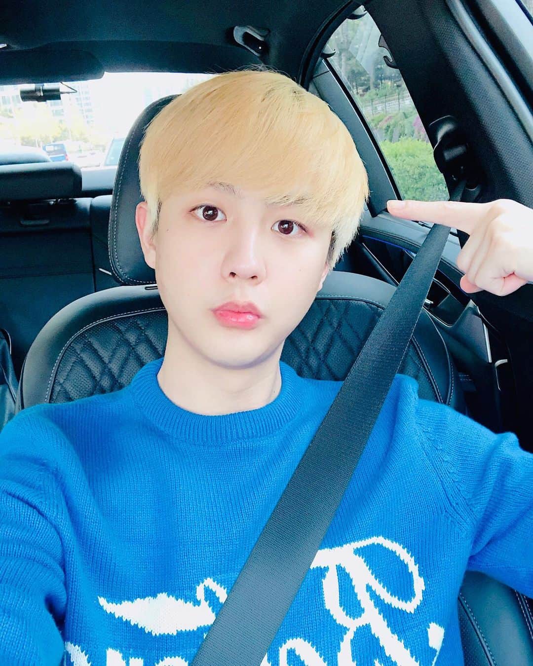 インジュン のインスタグラム：「髪切ったよ~~~~❤️❤️ いい感じでしょ?✌️ 머리짤랐어요~~~❤️❤️ 잘어울리지?✌️ . . . #셀카#셀피#데일리#일상#인준#머리짜름 #selfie#daily#injun#haircut#l4l #インジュン#髪の毛#カット#大満足 #どうですか~~~~?」