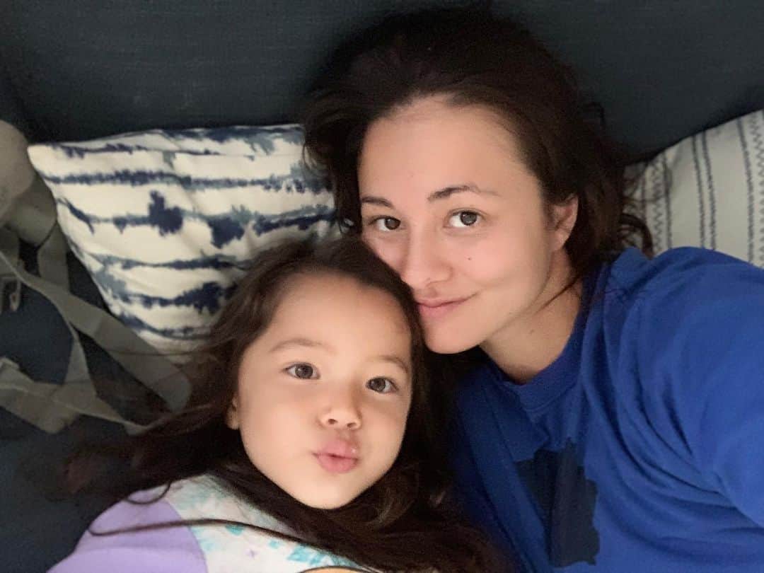 エリナ シルカのインスタグラム：「自粛生活ずっとスッピンだから眉毛がわけわからんくなってきた😗」