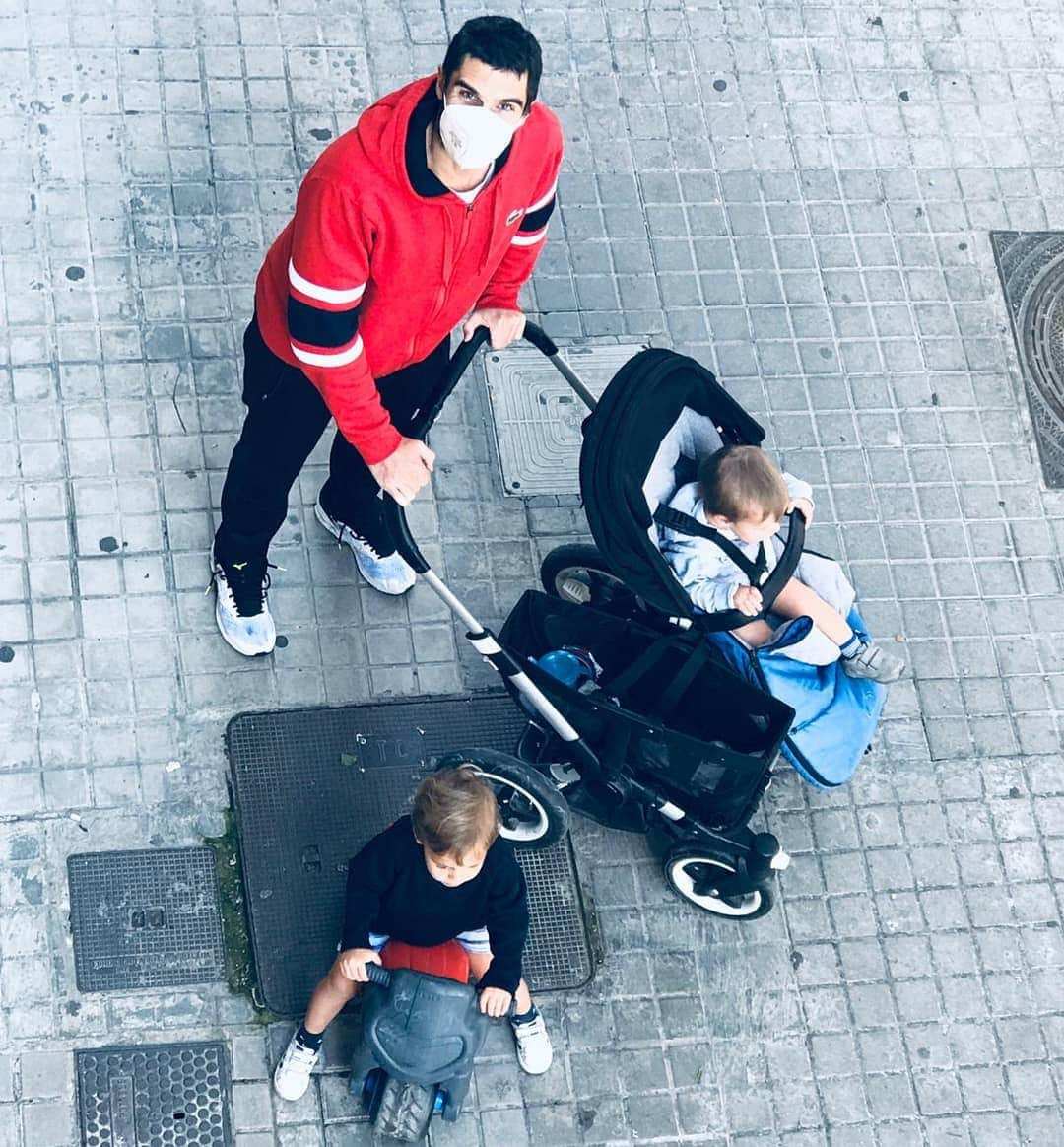 パブロ・アンドゥハルさんのインスタグラム写真 - (パブロ・アンドゥハルInstagram)「Hoy el paseo toca con papá 👨‍👦‍👦 Por favor, seamos responsables y respetemos las medidas, es la única forma de salir de esta crisis del #Covid19 😷」4月28日 17時02分 - pabloandujaroficial