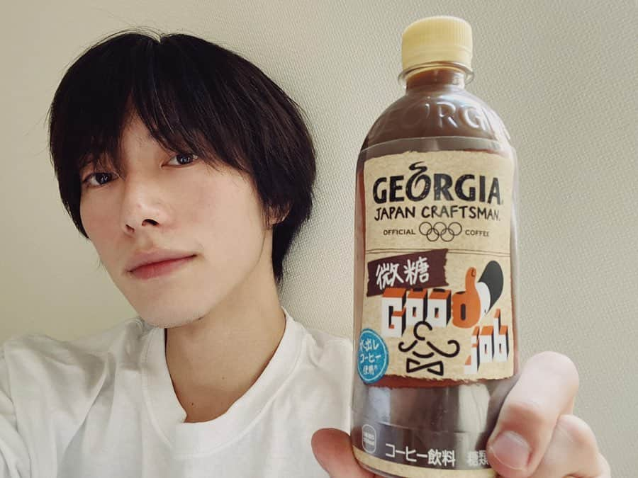 Rintarou Asari 浅利 琳太郎さんのインスタグラム写真 - (Rintarou Asari 浅利 琳太郎Instagram)「毎日飲んでるジョージア クラフトマンからメッセージボトルが発売されました！ メッセージボトルは全部で36種類もあるから、いろんな想いを伝えられていいよね。  あつき、いつも仕事お疲れ様！ 俺もモデルの仕事、頑張るね。  #PR #ジョージアジャパンクラフトマン #仕事中のペットコーヒーは美味しい方がいい #goodjob #松原光 #微糖  @sandomistudio」4月28日 17時05分 - rintaro_asari