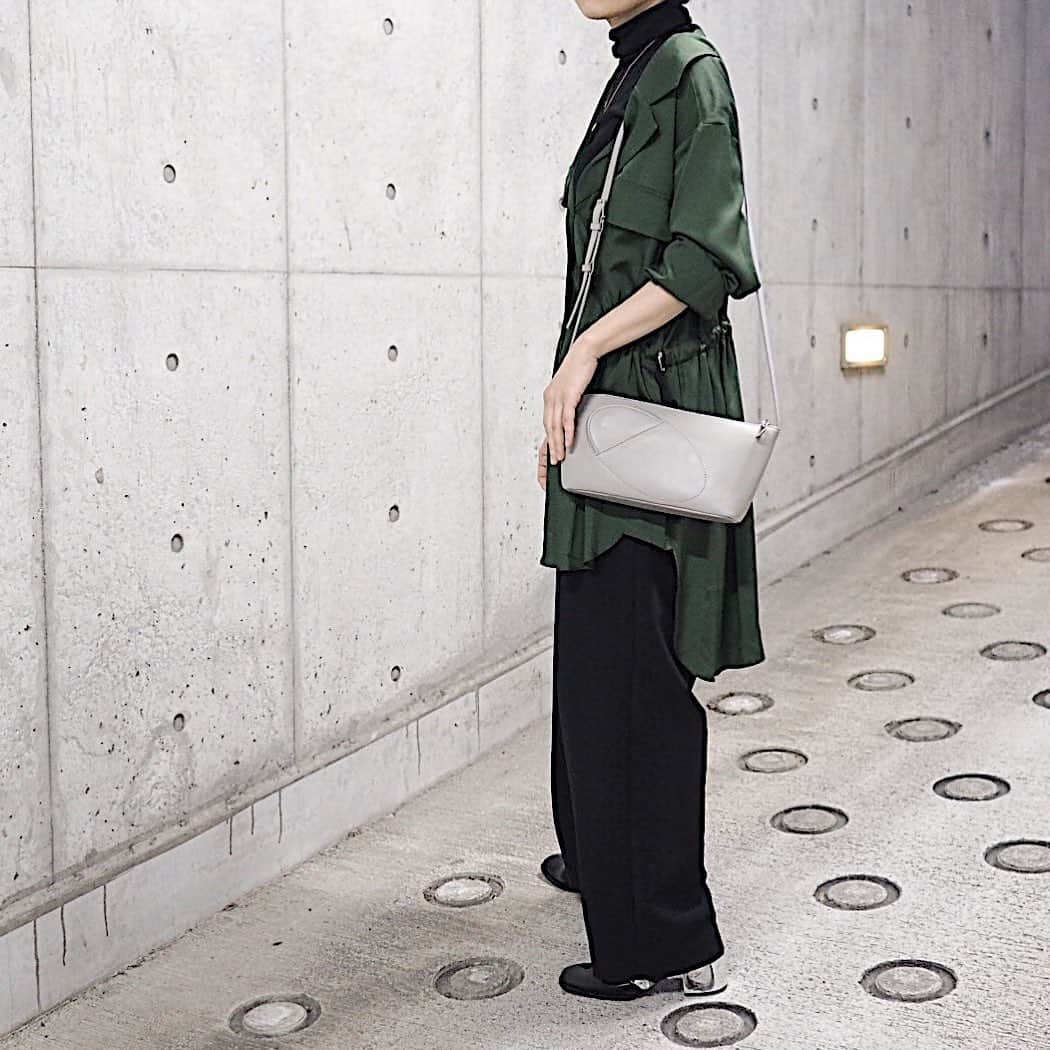 ヒロコハヤシさんのインスタグラム写真 - (ヒロコハヤシInstagram)「. . GIUST 〈ジュスト〉 . シンプルモダンな形に、 スマホが入るくらいの デザインポケットがアクセント。 . .  #hirokohayashi #ヒロコハヤシ　 #ハンドバッグ　#SPRING  #通勤バッグ　#ショルダーバッグ　#GIUST #ジュスト」4月28日 17時07分 - hiroko_hayashi_official