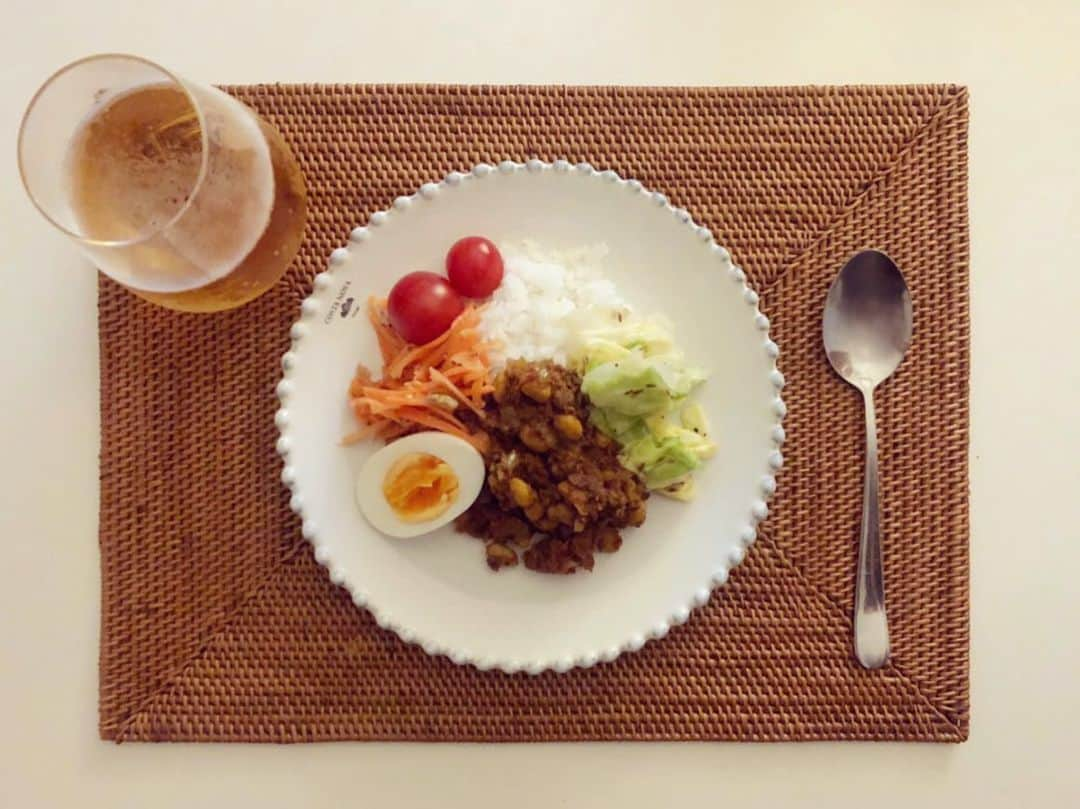 azumiさんのインスタグラム写真 - (azumiInstagram)「先日作ったチリコンカンを見てたらキーマカレーが食べたくなって🍛 適当に作ったけどなかなか。 やはりスパイスは良き。 クミンキャベツとキャロットラペを添えて。 #今年スリランカに行く予定だったが仕方がない #あずカレー #あずみメシ #おうち時間  #おうちasobi  #wyolica  #azumi #スパイスカレー  #スパイスから作るカレー  #スパイスのある暮らし  #スマホの写真はメシだらけ」4月28日 17時18分 - xx_azumi_xx