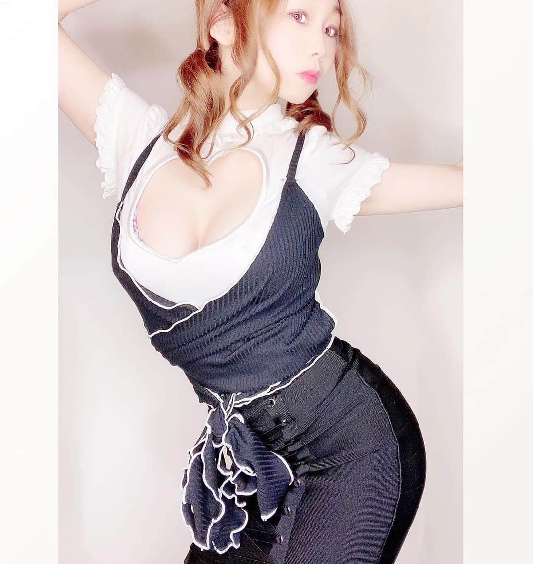 千咲まりさんのインスタグラム写真 - (千咲まりInstagram)「. GUESS skirt I bought online was too sexy🤭❣️ .  おしりちゃん。笑 届いたばかりのスカートがセクシー過ぎた🤣 @guess  今夜もコメント返信していきますね💪🏻 . welcome comments 🇯🇵🇰🇷🇨🇳🇺🇸 ✩  ﾟ＊.｡.＊ﾟ＊.｡.＊ﾟ＊.｡.＊ﾟ＊.｡.＊ﾟ #渋谷 #新宿 #おうちグラビア  #桃尻 #千咲まり  #被写体 #被写体募集 #自画撮り  #カメラマン募集  #撮影会モデル  #大食い #グラビアアイドル #グラビアタレント #インフルエンサー #事務所探し中 #コメントは全て返信します  #1mmでもいいなと思ったらいいね #フォローミー  #お仕事のご依頼お待ちしております  #コメントは全て返信します #いいね返し #like4like」4月28日 17時14分 - marilyn_ooguikoakuma