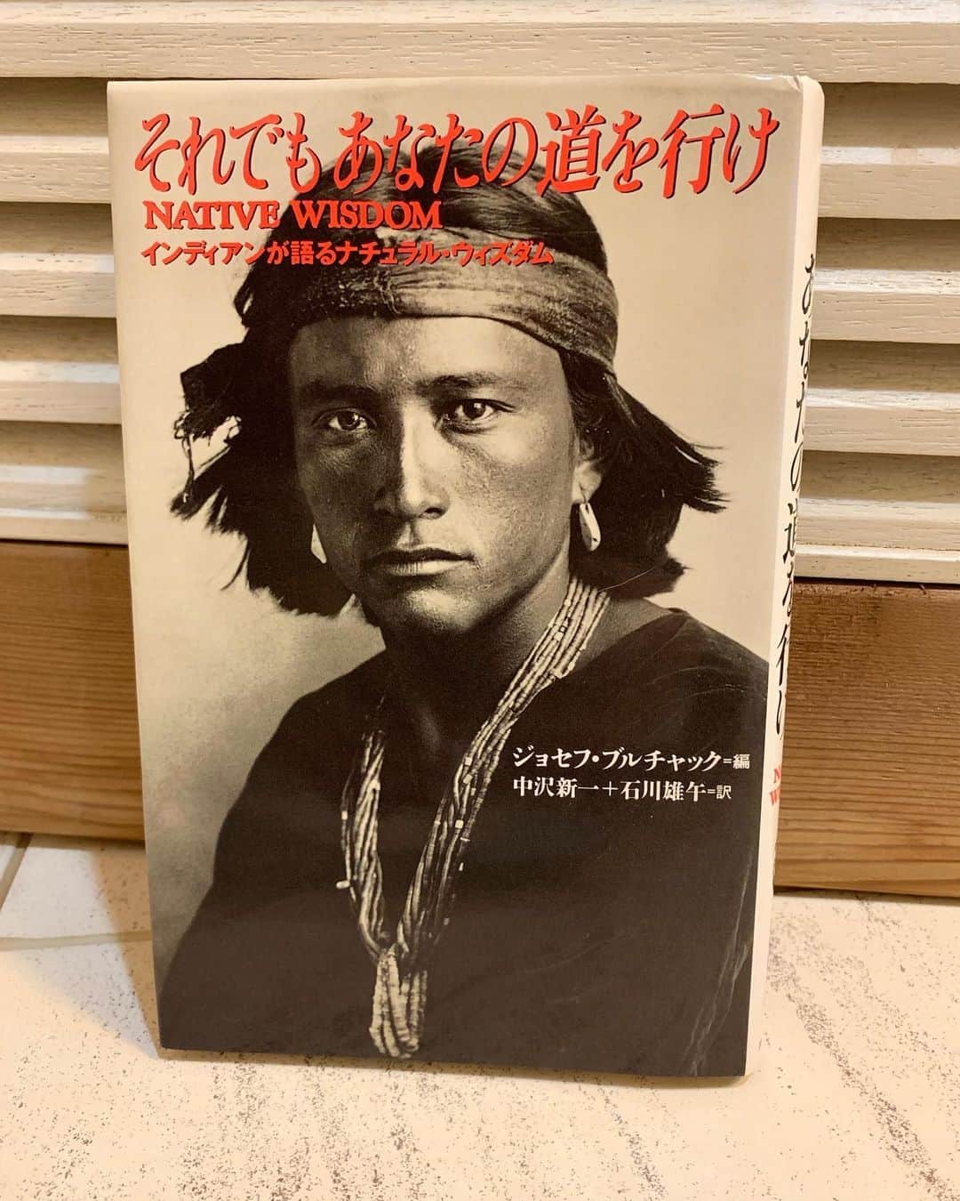 小林ひろ美のインスタグラム：「★ブックカバーチャレンジ DAY4★ 『それでもあなたの道を行け 』 インディアンが語るナチュラル・ウィズダム ジョセフ・ブルチャック＝編 中沢新一＋石川雄午＝訳✒︎ ※  非常時が日常になりつつある今、 自然から学びなさい🍃と言うメッセージ。 「対立」ではなく「受け入れる」。 根源的な生き方を教えてくれる価値ある一冊。  今回のバトンは、ファッションモデルで女優の 桐山マキさん @maki_kiriyama に♡ 美しい！多彩！そしてユーモアセンスが抜群〜！！ 私を虜にさせる要素だらけの@maki_kiriyama ちゃん、後はどうぞよろしくお願いしまーす🙏✨_ ※ ★★★★★★★★★★★★★★★★★★★★★★★ 7日間ブックカバーチャレンジとは・・ 「読書文化の普及に貢献するためのチャレンジで、 参加方法は好きな本を1日1冊、7日間投稿する」 というもの。 ルールは「本についての説明はナシで 表紙画像だけアップ」そしてその都度 IGやFB友達を招待してこのチャレンジへの 参加をお願いする」だそうです。 ★★★★★★★★★★★★★★★★★★★★★★★ #7daysbookcoverchallenge ㅤㅤㅤ #bookcoverchallenge #ブックカバーチャレンジ #ブックカバーチャレンジ4日目 #それでもあなたの道を行け #nativewisdom #インディアンが語るナチュラルウィズダム #ナバホ族のイケメンくんの真っ直ぐな瞳 #stayhome #readingbooks #バトンは今回までにします😆」