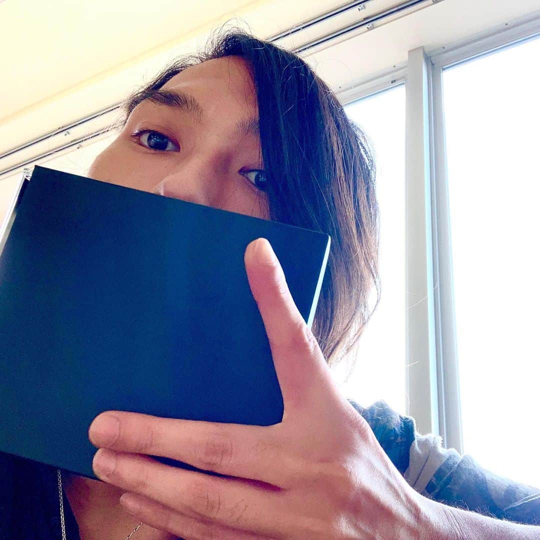 鈴木重伸のインスタグラム：「明日いよいよ「SUCK MY WORLD」発売です。 この状況下の中、販売をしていただき、皆の元に運んでいただき、ほんまにありがとうございます。 遂に皆さんに聞いてもらえると思うと、すごく嬉しいです。ぜひ楽しんでくださいね。 初回盤ジャケットには仕掛けがあるのでいろんな撮り方してみてください。 #オーラル_SMW」