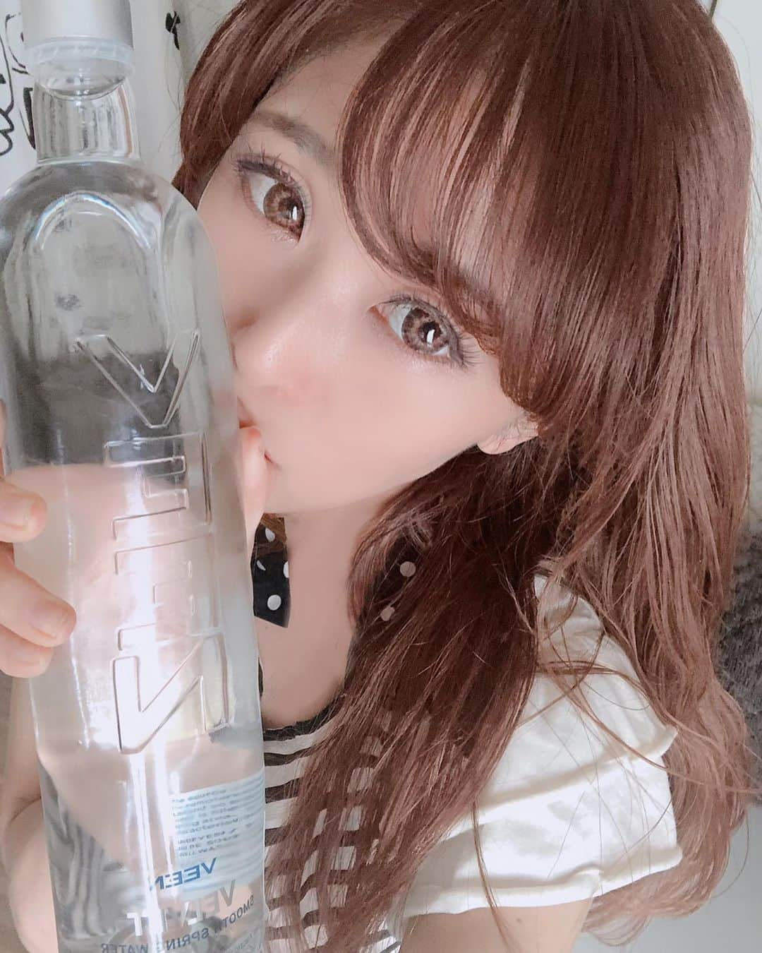 pe_momo.293さんのインスタグラム写真 - (pe_momo.293Instagram)「ハロ~♡♡♡. お疲れ様🥰. . . このお水美味しい❣️. . 私がチュ~してるお洒落なボトルはね💋. 世界一お水が綺麗なフィンランドからきたオーロラウォーター♡. @veenwater_japan .「VEEN」🍸 . . . 最初ボトルのお洒落さに🤤→になったんだけど　グッドデザイン賞もらってるんだね✨. 他にも色んな賞を受賞してるみたい😳. 飲んでもボトルは使お❤️. . . . 世界でも珍しい加工なしのナチュラルウォーター✨✨. 超軟水⭐️お料理、お酒にも相性抜群～～🍴🍷☆☆☆. . . そうそう、ウィルス対策にもよくお水を飲むようになった🤫✨. , , , 今日も見に来てくれてありがとう🥺❤️❤. 今日も私は元気♡. みんな気をつけて元気でいてね✨. . . , . . .............................,.............. 🍒愛用サプリ🍒#モテアンジュ　#スラキュア　🍒 ✅私のプロフィールからURL orハイライトからと✈. #美脚　 #ダイエット　#育乳　 #美肌 , ...............................,.................. . . . . . #ミネラルウォーター  #veenwaters #naturalspringwate #veenvelvet  #超軟水 #ミネラルウォーター  #インスタ映  #かわいいボトル#顔ドン#セルフィー女子 #スティホーム  #フィンランド #pr  #高級ホテル#御用達  #綺麗になりたい#美味しい水 #お家時間 #美肌ケア美容﻿」4月28日 17時23分 - pe_momo.293