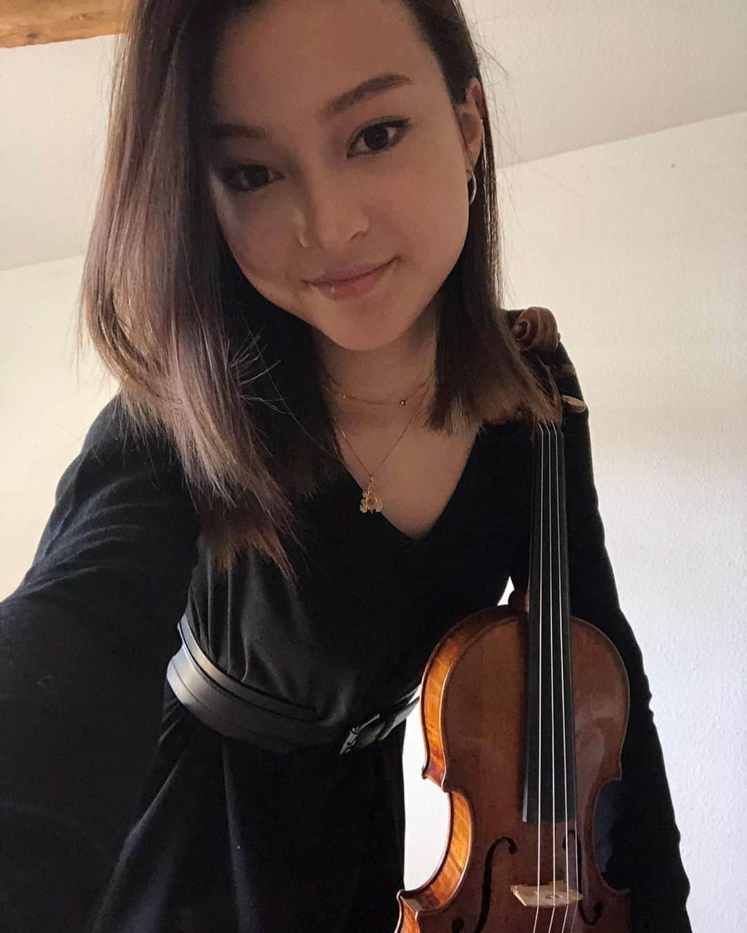 澄那シュトゥーダーさんのインスタグラム写真 - (澄那シュトゥーダーInstagram)「Thought that my graduation recital day would be monumentally captured in front of my school, in my concert gown, surrounded by friends - but here we are, candid self-timer pics in my sister's wardrobe (I had no idea I'd be staying with her until my graduation & beyond, so I hadn't brought any formal clothes with me), and playing a shortened version of my graduation recital program via the wonders of the internet. Nobody physically in the same room as me, either. But in the end, it truly is the journey and the friendships you have made along - not the "end destination". The journey itself is the goal. I always knew that, but during this time in particular, I really understand the meaning of it!  My time at Juilliard is ultimately coming towards an end in mid-May, and I'm so very grateful to the many moments with every individual that I've gotten to spend time with. You know who you are 😌🤍」4月28日 17時36分 - suminastuder