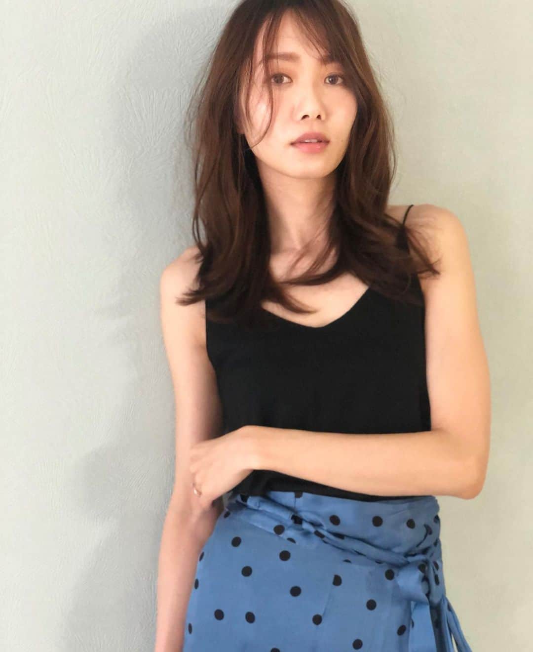 のインスタグラム：「iPhoneポートレートモードで📸  週に2回くらいヘアメイクして スタイリングして 写真撮って 遊んでいます♩  Self hairmake↓  #hair ルーズに巻いて 八の字になるように前髪やトップをつくる  #makeup 眉しっかりめ 目元はアイシャドウで陰影をつけて チークと紅は薄めのピンク ベースも全体は薄く 赤みが出やすいところだけ重ねて パウダーは小鼻とおでこに ・ ・ ・ #stayhome  #iPhone#portrait#shooting #athome #zaraskirt #satinskirt #dotfashion #modeling#japanesewoman #natural #アイフォン#ポートレートモード #ノンフィルター#セルフヘアメイク#コテ巻き #スタイリング#私服#칩 #헤어스타일 #메이크업스타그램 #일본인」