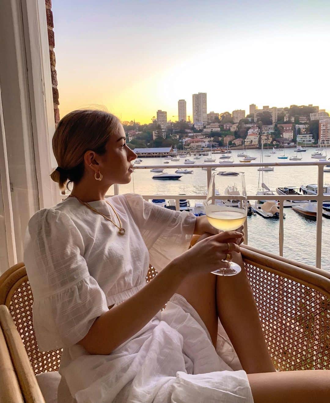 カルメン・ハミルトンのインスタグラム：「Fave time of day 🧡 sunsets & Bin 311 Chardonnay @penfolds #PenfoldsCollection #Drinkwise」