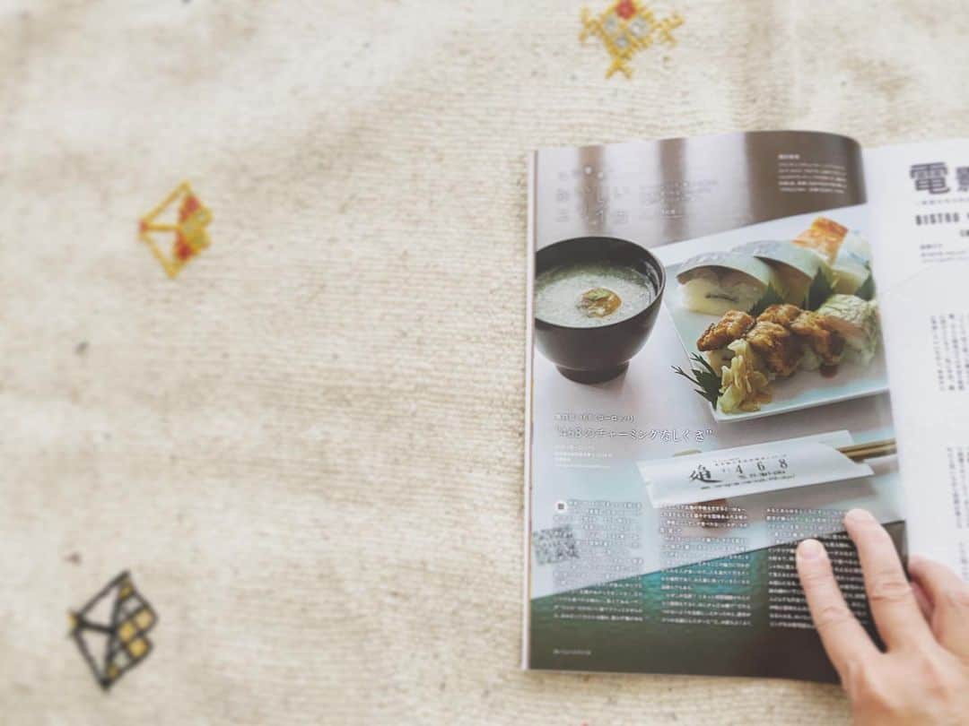ハミルさんのインスタグラム写真 - (ハミルInstagram)「.﻿ .﻿ ﻿ 来ちゃったブックカバー7日間チャレンジ﻿ ﻿ やっぱりまわってきた。﻿ で、リレー２つもやったし。﻿ ﻿ 私みたいな難読症(これガチの方で縦文字は 定規当てて読まないと隣の行にいく症状持ち)で、﻿ その上、取説やルールを読まない、﻿ 理解しない、脱線系。﻿ ﻿ リレー系やチャレンジ系の﻿ 意図が見えなくなってしまうのも、﻿ 最初に考えられた方のすてきなお気持ちにも﻿ 申し訳ないと思ってたり、ルールが色々で﻿ リレーのバトン持ってる人の大変さも知っとるし。﻿ .﻿ で！バトン渡してくださったのは、﻿ 雑誌RICEの編集長・稲田浩さんで、﻿ いつもお優しくしなやかで、独自の切り口で﻿ 雑誌作られてて、本当にお世話になってる。。﻿ .﻿ で！福田考えました！﻿ B型、左利き、三姉妹の次女という﻿ 完全に勝手気まま、束縛嫌いの協調性ない 私は、、夢中になる事はしつこくやり続け、﻿ 苦手な事は人生ほぼ3日以内坊主、　﻿ .﻿ 7日間なんて毎日無理ー！って事で、﻿ ダダダっと7日間まとめて撮って、バトンを﻿ 山口百恵のマイクばりに置かせて頂きやす！﻿ .﻿ ・暮しの手帖_ 傑作表紙55号　1960年﻿ ・お菓子の街 を作った男 _  帯広・六花亭物語﻿ ・ハーレム _ 吉田ルイ子写真集﻿ ・COME AGAIN  _ ROBERT FEANK (Steidl)﻿ ・絵本ジョン・レノンセンス﻿ ・SUNAZAWA Bikky _ 作品集　﻿ ・神田日勝. _ 画集﻿ ・山の意匠　_  田淵行男写真集﻿ ・18 _ 大竹伸 朗(18才の大竹伸朗さんが 　滞在したウルリー牧場の景色)﻿ ﻿ ﻿ 勝手してすいません！﻿ その上7冊に絞れなかったという酷さ。﻿ わたす、これ向いてない。﻿ 無理！この性格やから🙇🏻‍♂️﻿ .﻿ ぜひ、さよならよ向こう側をBGMで ご覧ください。 耳の上に百合の花つけて、﻿ 白い服着て本を並べました。(うそ。)﻿ .﻿ 勝手をお許しくださいませ🙇🏻‍♂️🙇🏻‍♂️🙇🏻‍♂️﻿ .﻿ で！稲田編集長の雑誌RICE発売になりやした。﻿ 「エシカルフード・カタログ」特集。﻿ 木寺のりおさんとわたすの 担当連載おいしいユリイカは、﻿ “468(ヨーロッパ)”の押し寿司をご紹介.﻿ RICE14号もよろしくお願い致します！﻿ (その上、宣伝しやがってるわたす)﻿ .﻿ ほんとしゃーせん。﻿ ﻿ #bookcoverchallenge﻿ #bookcover﻿ #徳川慶喜の気持ち？﻿ #ドミノ倒しを止めちゃった人の気持ち？」4月28日 17時32分 - haruhamiru