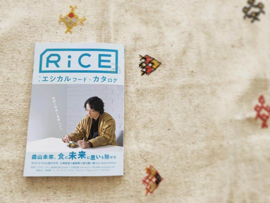 ハミルさんのインスタグラム写真 - (ハミルInstagram)「.﻿ .﻿ ﻿ 来ちゃったブックカバー7日間チャレンジ﻿ ﻿ やっぱりまわってきた。﻿ で、リレー２つもやったし。﻿ ﻿ 私みたいな難読症(これガチの方で縦文字は 定規当てて読まないと隣の行にいく症状持ち)で、﻿ その上、取説やルールを読まない、﻿ 理解しない、脱線系。﻿ ﻿ リレー系やチャレンジ系の﻿ 意図が見えなくなってしまうのも、﻿ 最初に考えられた方のすてきなお気持ちにも﻿ 申し訳ないと思ってたり、ルールが色々で﻿ リレーのバトン持ってる人の大変さも知っとるし。﻿ .﻿ で！バトン渡してくださったのは、﻿ 雑誌RICEの編集長・稲田浩さんで、﻿ いつもお優しくしなやかで、独自の切り口で﻿ 雑誌作られてて、本当にお世話になってる。。﻿ .﻿ で！福田考えました！﻿ B型、左利き、三姉妹の次女という﻿ 完全に勝手気まま、束縛嫌いの協調性ない 私は、、夢中になる事はしつこくやり続け、﻿ 苦手な事は人生ほぼ3日以内坊主、　﻿ .﻿ 7日間なんて毎日無理ー！って事で、﻿ ダダダっと7日間まとめて撮って、バトンを﻿ 山口百恵のマイクばりに置かせて頂きやす！﻿ .﻿ ・暮しの手帖_ 傑作表紙55号　1960年﻿ ・お菓子の街 を作った男 _  帯広・六花亭物語﻿ ・ハーレム _ 吉田ルイ子写真集﻿ ・COME AGAIN  _ ROBERT FEANK (Steidl)﻿ ・絵本ジョン・レノンセンス﻿ ・SUNAZAWA Bikky _ 作品集　﻿ ・神田日勝. _ 画集﻿ ・山の意匠　_  田淵行男写真集﻿ ・18 _ 大竹伸 朗(18才の大竹伸朗さんが 　滞在したウルリー牧場の景色)﻿ ﻿ ﻿ 勝手してすいません！﻿ その上7冊に絞れなかったという酷さ。﻿ わたす、これ向いてない。﻿ 無理！この性格やから🙇🏻‍♂️﻿ .﻿ ぜひ、さよならよ向こう側をBGMで ご覧ください。 耳の上に百合の花つけて、﻿ 白い服着て本を並べました。(うそ。)﻿ .﻿ 勝手をお許しくださいませ🙇🏻‍♂️🙇🏻‍♂️🙇🏻‍♂️﻿ .﻿ で！稲田編集長の雑誌RICE発売になりやした。﻿ 「エシカルフード・カタログ」特集。﻿ 木寺のりおさんとわたすの 担当連載おいしいユリイカは、﻿ “468(ヨーロッパ)”の押し寿司をご紹介.﻿ RICE14号もよろしくお願い致します！﻿ (その上、宣伝しやがってるわたす)﻿ .﻿ ほんとしゃーせん。﻿ ﻿ #bookcoverchallenge﻿ #bookcover﻿ #徳川慶喜の気持ち？﻿ #ドミノ倒しを止めちゃった人の気持ち？」4月28日 17時32分 - haruhamiru