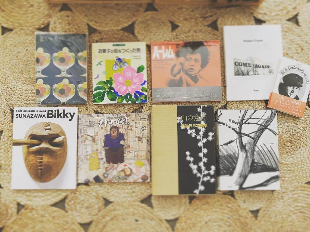 ハミルさんのインスタグラム写真 - (ハミルInstagram)「.﻿ .﻿ ﻿ 来ちゃったブックカバー7日間チャレンジ﻿ ﻿ やっぱりまわってきた。﻿ で、リレー２つもやったし。﻿ ﻿ 私みたいな難読症(これガチの方で縦文字は 定規当てて読まないと隣の行にいく症状持ち)で、﻿ その上、取説やルールを読まない、﻿ 理解しない、脱線系。﻿ ﻿ リレー系やチャレンジ系の﻿ 意図が見えなくなってしまうのも、﻿ 最初に考えられた方のすてきなお気持ちにも﻿ 申し訳ないと思ってたり、ルールが色々で﻿ リレーのバトン持ってる人の大変さも知っとるし。﻿ .﻿ で！バトン渡してくださったのは、﻿ 雑誌RICEの編集長・稲田浩さんで、﻿ いつもお優しくしなやかで、独自の切り口で﻿ 雑誌作られてて、本当にお世話になってる。。﻿ .﻿ で！福田考えました！﻿ B型、左利き、三姉妹の次女という﻿ 完全に勝手気まま、束縛嫌いの協調性ない 私は、、夢中になる事はしつこくやり続け、﻿ 苦手な事は人生ほぼ3日以内坊主、　﻿ .﻿ 7日間なんて毎日無理ー！って事で、﻿ ダダダっと7日間まとめて撮って、バトンを﻿ 山口百恵のマイクばりに置かせて頂きやす！﻿ .﻿ ・暮しの手帖_ 傑作表紙55号　1960年﻿ ・お菓子の街 を作った男 _  帯広・六花亭物語﻿ ・ハーレム _ 吉田ルイ子写真集﻿ ・COME AGAIN  _ ROBERT FEANK (Steidl)﻿ ・絵本ジョン・レノンセンス﻿ ・SUNAZAWA Bikky _ 作品集　﻿ ・神田日勝. _ 画集﻿ ・山の意匠　_  田淵行男写真集﻿ ・18 _ 大竹伸 朗(18才の大竹伸朗さんが 　滞在したウルリー牧場の景色)﻿ ﻿ ﻿ 勝手してすいません！﻿ その上7冊に絞れなかったという酷さ。﻿ わたす、これ向いてない。﻿ 無理！この性格やから🙇🏻‍♂️﻿ .﻿ ぜひ、さよならよ向こう側をBGMで ご覧ください。 耳の上に百合の花つけて、﻿ 白い服着て本を並べました。(うそ。)﻿ .﻿ 勝手をお許しくださいませ🙇🏻‍♂️🙇🏻‍♂️🙇🏻‍♂️﻿ .﻿ で！稲田編集長の雑誌RICE発売になりやした。﻿ 「エシカルフード・カタログ」特集。﻿ 木寺のりおさんとわたすの 担当連載おいしいユリイカは、﻿ “468(ヨーロッパ)”の押し寿司をご紹介.﻿ RICE14号もよろしくお願い致します！﻿ (その上、宣伝しやがってるわたす)﻿ .﻿ ほんとしゃーせん。﻿ ﻿ #bookcoverchallenge﻿ #bookcover﻿ #徳川慶喜の気持ち？﻿ #ドミノ倒しを止めちゃった人の気持ち？」4月28日 17時32分 - haruhamiru