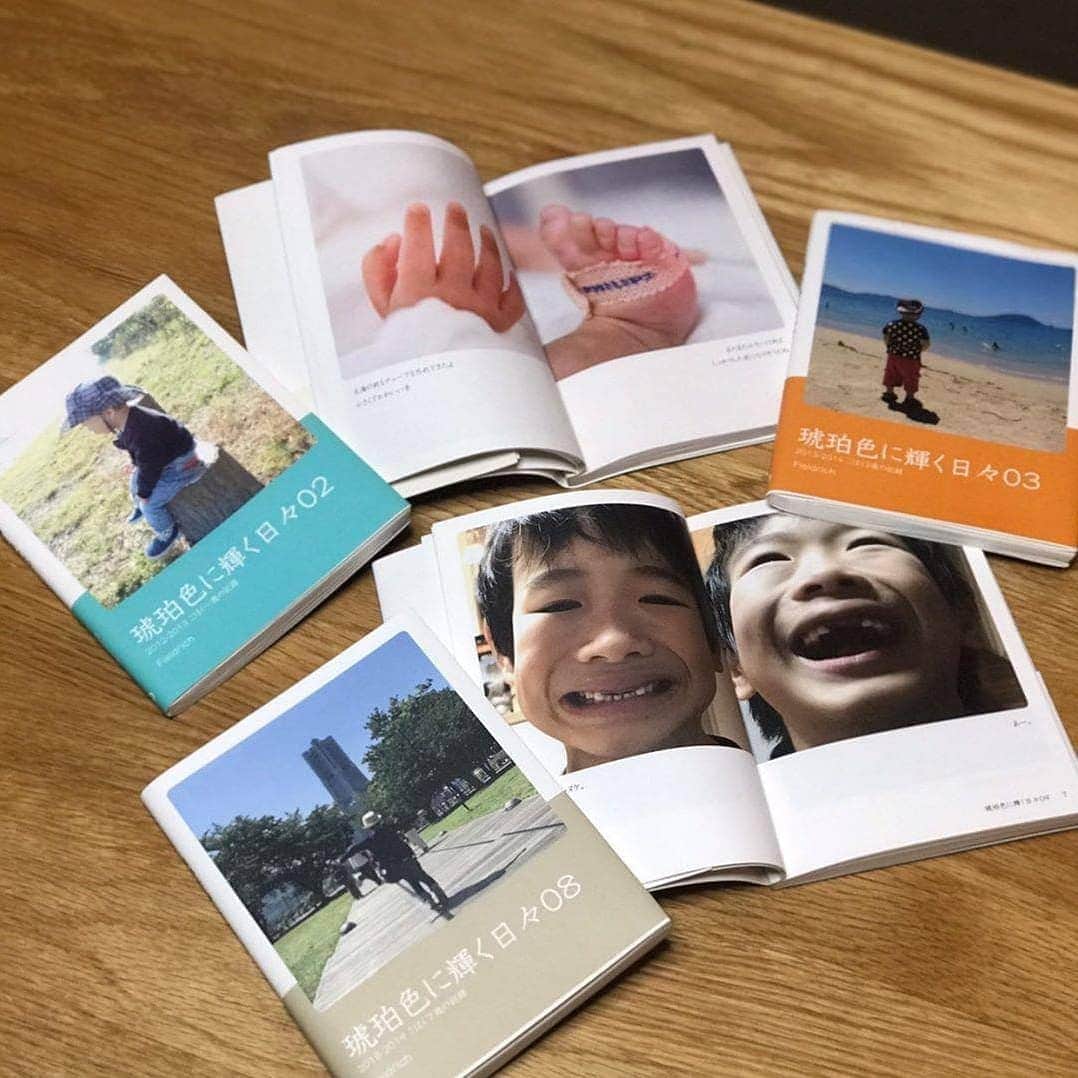 Photobackさんのインスタグラム写真 - (PhotobackInstagram)「本日ご紹介するのは、 Tomita Ryoko(@tomitan78)さまの 作品です🚸 お子さまのお写真を中心に 家族の一年をまとめています🌱 . 『結婚式の際に両親への贈り物へと それぞれ思い出の写真アルバムを つくったのがきっかけです☆ 息子が生まれてからも毎年、 一年分の写真を一冊にまとめ、 遠く離れたそれぞれの 実家にも送っています🏡』 と、Tomita Ryoko(@tomitan78)さま😋 . いままでつくってきた アルバムは今回で なんと9冊目だそう😳✨ いつも家族の歴史の すぐそばに思い出があるって とてもステキですよね❣️ . また、 『いつか息子が 結婚するとき渡すのを 楽しみにつくっています！』 ともいだたいています🤲 家族でつないでいく フォトブックの絆が とってもあたたかいです🥰 . 今回の作品は BUNKOの76ページ🌸 帯も編集できるので、 この作品のようにシリーズに するときにもぴったりです！ . 名前の通り、文庫サイズなので 持ち運びもカンタン📚 いつも“思い出”をそばに 置いておくことができますよ🤗 . Tomita Ryoko(@tomitan78)さま、 今回は素敵な作品を ありがとうございました👑 . #photoback #フォトバック #フォトアルバム #フォトブック #アルバム #photo #写真 #photoback作品紹介2020 #BUNKO #思い出  #成長記録 #家族 #家族写真 #写真整理 #息子 #贈り物 #ファミリー #毎年恒例」4月28日 17時37分 - photoback.jp