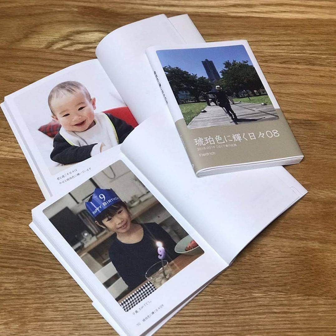 Photobackさんのインスタグラム写真 - (PhotobackInstagram)「本日ご紹介するのは、 Tomita Ryoko(@tomitan78)さまの 作品です🚸 お子さまのお写真を中心に 家族の一年をまとめています🌱 . 『結婚式の際に両親への贈り物へと それぞれ思い出の写真アルバムを つくったのがきっかけです☆ 息子が生まれてからも毎年、 一年分の写真を一冊にまとめ、 遠く離れたそれぞれの 実家にも送っています🏡』 と、Tomita Ryoko(@tomitan78)さま😋 . いままでつくってきた アルバムは今回で なんと9冊目だそう😳✨ いつも家族の歴史の すぐそばに思い出があるって とてもステキですよね❣️ . また、 『いつか息子が 結婚するとき渡すのを 楽しみにつくっています！』 ともいだたいています🤲 家族でつないでいく フォトブックの絆が とってもあたたかいです🥰 . 今回の作品は BUNKOの76ページ🌸 帯も編集できるので、 この作品のようにシリーズに するときにもぴったりです！ . 名前の通り、文庫サイズなので 持ち運びもカンタン📚 いつも“思い出”をそばに 置いておくことができますよ🤗 . Tomita Ryoko(@tomitan78)さま、 今回は素敵な作品を ありがとうございました👑 . #photoback #フォトバック #フォトアルバム #フォトブック #アルバム #photo #写真 #photoback作品紹介2020 #BUNKO #思い出  #成長記録 #家族 #家族写真 #写真整理 #息子 #贈り物 #ファミリー #毎年恒例」4月28日 17時37分 - photoback.jp