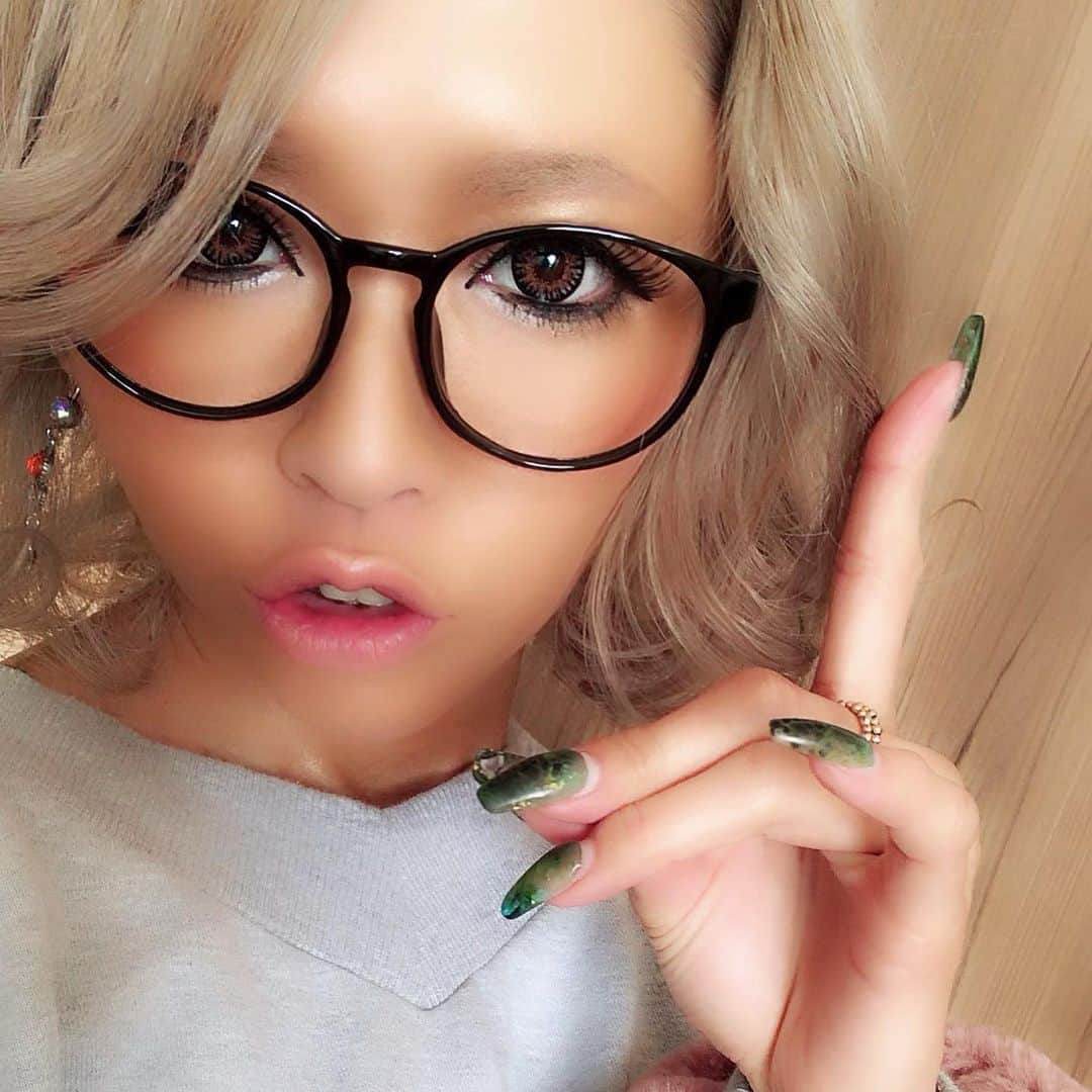 RISAさんのインスタグラム写真 - (RISAInstagram)「だてめがねー👓 レンズなしをたまに。。。 RISAの息子のぺろ🐰も一緒にー☺️☺️☺️ #ギャル #黒ギャル #うさぎ #だてめがね #うさぎのいる暮らし #うさぎ好き」4月28日 17時38分 - risa_linx