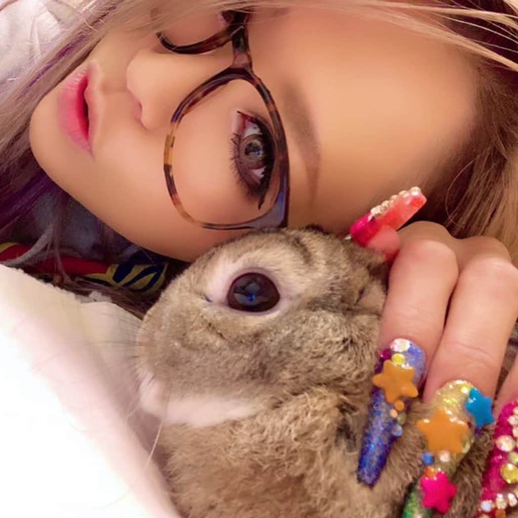 RISAさんのインスタグラム写真 - (RISAInstagram)「だてめがねー👓 レンズなしをたまに。。。 RISAの息子のぺろ🐰も一緒にー☺️☺️☺️ #ギャル #黒ギャル #うさぎ #だてめがね #うさぎのいる暮らし #うさぎ好き」4月28日 17時38分 - risa_linx