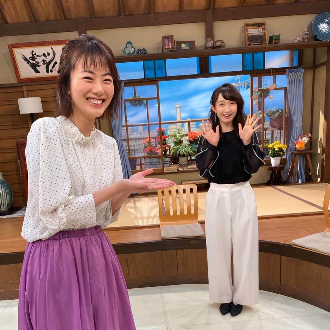 高橋真理恵さんのインスタグラム写真 - (高橋真理恵Instagram)「* 今週から#となりの人間国宝さん は、 『その後みなさんお元気ですか？』 という形で、これまでの人間国宝さんに認定した方の その後を取材しています✨  さらにその道を極められたり、 新しい道を進んでらしたり😊  毎回、ジーンと込み上げてくるものを 抑えるのに必死です😭  明日は#よーいドン！3000回突破SP‼️ ということで、 豪華ゲストの方と電話を繋いだり、 抽選での豪華視聴者プレゼントがあったり、 まさに！スペシャルな内容になっていますので、 見られる方はお見逃しなく✨  写真は、今日の竹上アナと😊 お洋服似合ってて可愛かった💕  そして、ナレーション終わりに歩いていると、 キレイな#ツツジ が✨✨ ツツジ好き❣️* * ツツジ側にもこの気持ち届いているのだろうか、、 どこにぶつけて良いかわからないので、 ここに書きます‼️* * 好きです！ツツジが😍」4月28日 17時40分 - marie___takahashi