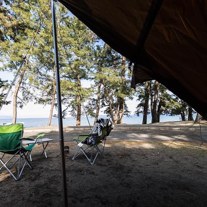 キャンプ情報サイト［ランタン］さんのインスタグラム写真 - (キャンプ情報サイト［ランタン］Instagram)「CAMP SMILE STYLE ／ ランドステーションは タープにもシェルターにも ＼ いろんなキャンパーのキャンプスタイルを現地取材と一般キャンパーからの投稿で数多く掲載してます。 . . 詳しくは @lantern.camp  webサイトをご覧ください . . #camp #camping #outdoor #travel #trip #lantern_smile #nature #キャンプ #キャンプ用品 #アウトドア #テント #自然 #旅行 #キャンプ初心者  #キャンプ好きな人と繋がりたい #マイアミ浜オートキャンプ場 #滋賀 #手袋 #ランドステーション #スノーピーク #石油ストーブ #ファミリーキャンプ #ファミキャン #アラジンストーブ #キャプテンスタッグ」4月28日 17時46分 - lantern.camp