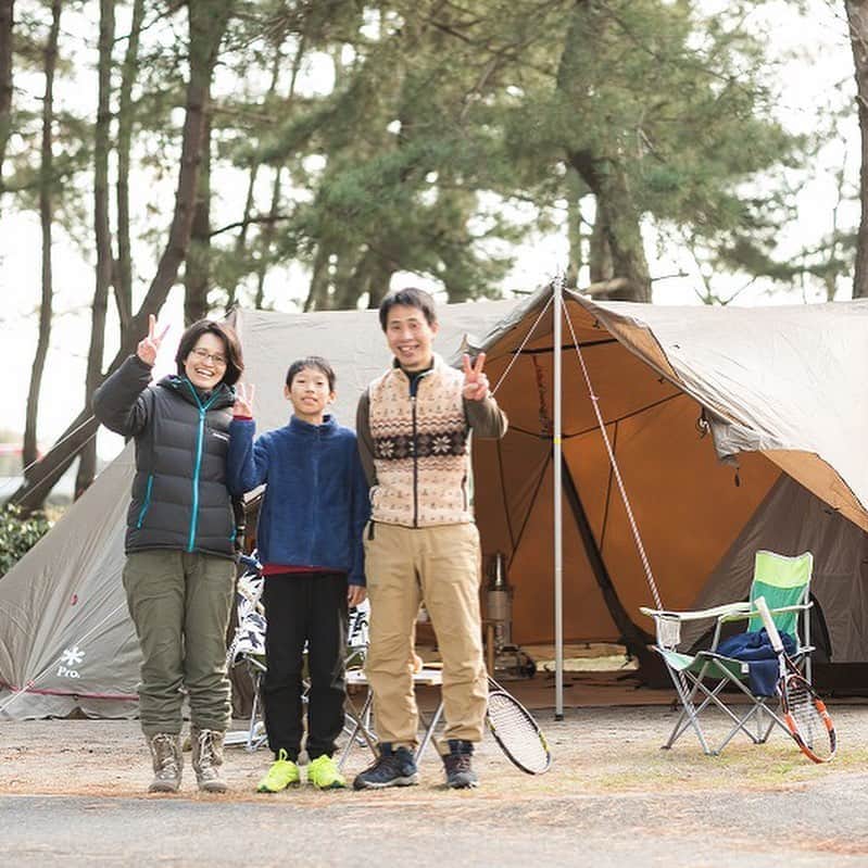 キャンプ情報サイト［ランタン］さんのインスタグラム写真 - (キャンプ情報サイト［ランタン］Instagram)「CAMP SMILE STYLE ／ ランドステーションは タープにもシェルターにも ＼ いろんなキャンパーのキャンプスタイルを現地取材と一般キャンパーからの投稿で数多く掲載してます。 . . 詳しくは @lantern.camp  webサイトをご覧ください . . #camp #camping #outdoor #travel #trip #lantern_smile #nature #キャンプ #キャンプ用品 #アウトドア #テント #自然 #旅行 #キャンプ初心者  #キャンプ好きな人と繋がりたい #マイアミ浜オートキャンプ場 #滋賀 #手袋 #ランドステーション #スノーピーク #石油ストーブ #ファミリーキャンプ #ファミキャン #アラジンストーブ #キャプテンスタッグ」4月28日 17時46分 - lantern.camp
