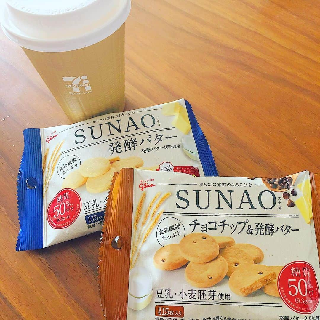 岡部玲子さんのインスタグラム写真 - (岡部玲子Instagram)「無性にクッキーが食べたくて、セブンカフェと共に糖質オフクッキーを☺️ SUNAOのクッキーは、糖質50％オフなのに、味がとっても美味しいから大好き❤️ (今日は発酵バターの方をいただきました☺️) しかし、動いていないのにおやつなんか食べちゃったから、晩ご飯食べられなさそう…。 晩ご飯作り始めた今…まだお腹がいっぱいです😅  #岡部玲子 #タレント　#レポーター　#キャスター　#アナウンサー　#女子アナ　#フリーアナウンサー　#競馬キャスター　#競馬　#糖質オフ　#おやつ　#おうち時間　#スナオ　#セブンカフェ　#大好き　#美味しい　ロカボ　#mama #talent #reporter #announcer #japanese #lowcarb #sweets #cookies #delicious #seveneleven #sevencafe #healthy #smilediet #sunao」4月28日 17時50分 - reiko_okabe