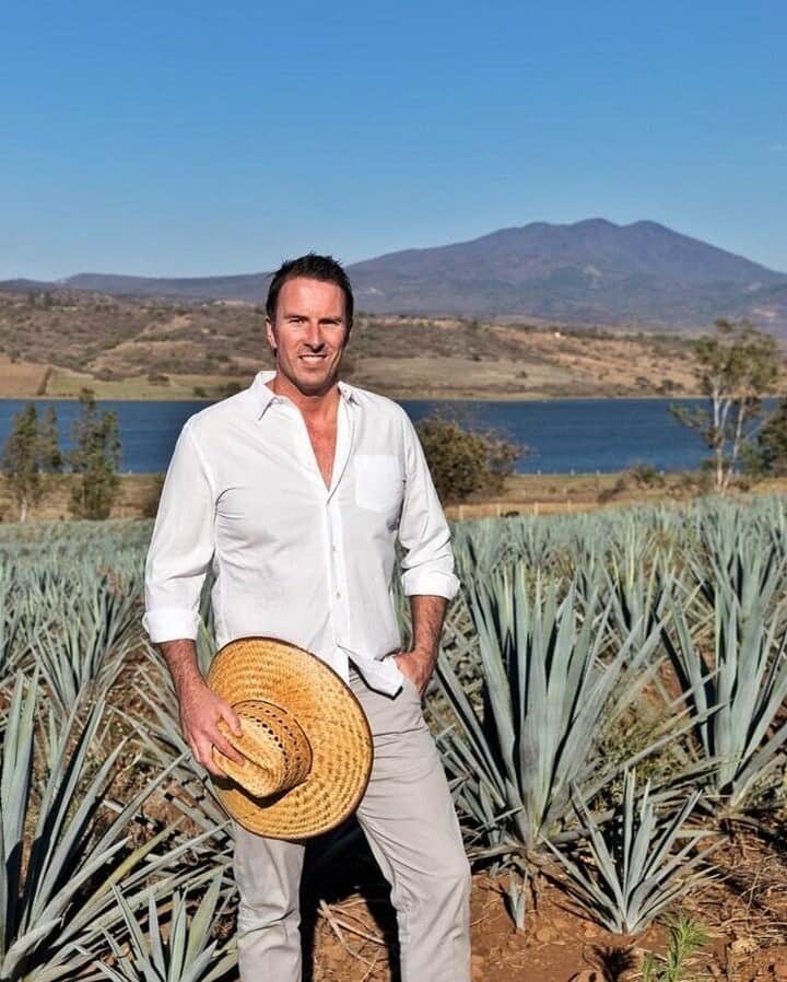 MR PORTERのインスタグラム：「INSTAGRAM LIVE || At Home with Mr Trent Fraser of Volcan Tequila 🏡Tune in as Mr @chriswallace4 goes live with the president and CEO of @volcantequila, Mr @trentfraser for happy hour drinks. Mr Fraser will share his favourite tequila cocktails you can make at home ahead of Cinco de Mayo 🇲🇽8pm GMT / 3pm ET. #MRPORTERathome」