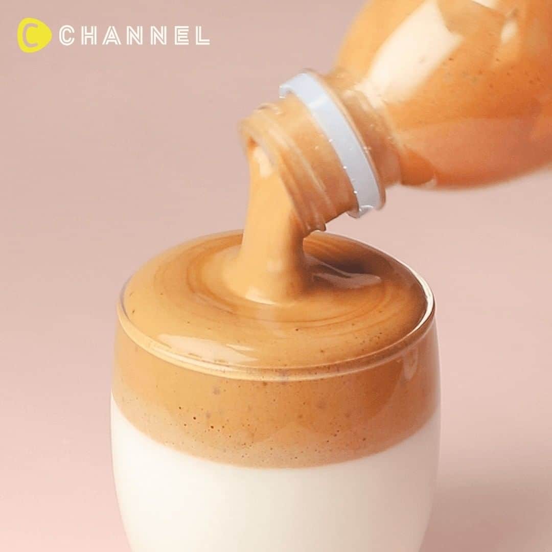 のインスタグラム：「お家で簡単！ふわふわドリンク☕💛 . Follow ME!! @cchannel_food Please check this account @cchannel_girls and C CHANNEL app! . 運動不足もペットボトルを振って簡単エクササイズ！ . ■材料 チーズティー ・クリームチーズ…20g ・生クリーム…100ml ・砂糖…10g ・ローズヒップティー…適量 ダルゴナコーヒー ・インスタントコーヒー…大さじ2 ・砂糖…大さじ2 ・水…大さじ2 ・牛乳…適量 抹茶ラテ ・抹茶パウダー…適量 ・砂糖…大さじ1 ・生クリーム…100ml ・牛乳…適量 . ■手順 チーズティー 1. ペットボトルに常温に戻したクリームチーズ、生クリーム、砂糖を入れて縦に振る。 2. お好みの緩さになった1をハーブティーの上に乗せて完成です . ダルゴナコーヒー 1. ペットボトルにコーヒー、砂糖、水、丸めたアルミホイルを入れて5分ほど振る 2. 牛乳の上に乗せて完成です。 . 抹茶ラテ 1. ペットボトルに砂糖と抹茶パウダーと生クリームを加えて縦に振る。 2. 牛乳の上に乗せて完成です。 . 制作：三浦綺子 . . #料理#手料理#おうちごはん#お菓子作り#レシピ#クッキング#手作りスイーツ#デリスタグラム#お菓子作り好きな人と繋がりたい#料理動画#food#foodie#delicious#cooking#f52gram#foodvideo#foodideas#funfood#colorfulfood#recipevideo#foodcraft #ダルゴナコーヒ#dalgonacoffee#dalgona #stayhomestaycafe#おうち時間#コロナに負けるな#おうちにいよう#巣ごもり#おこもり」